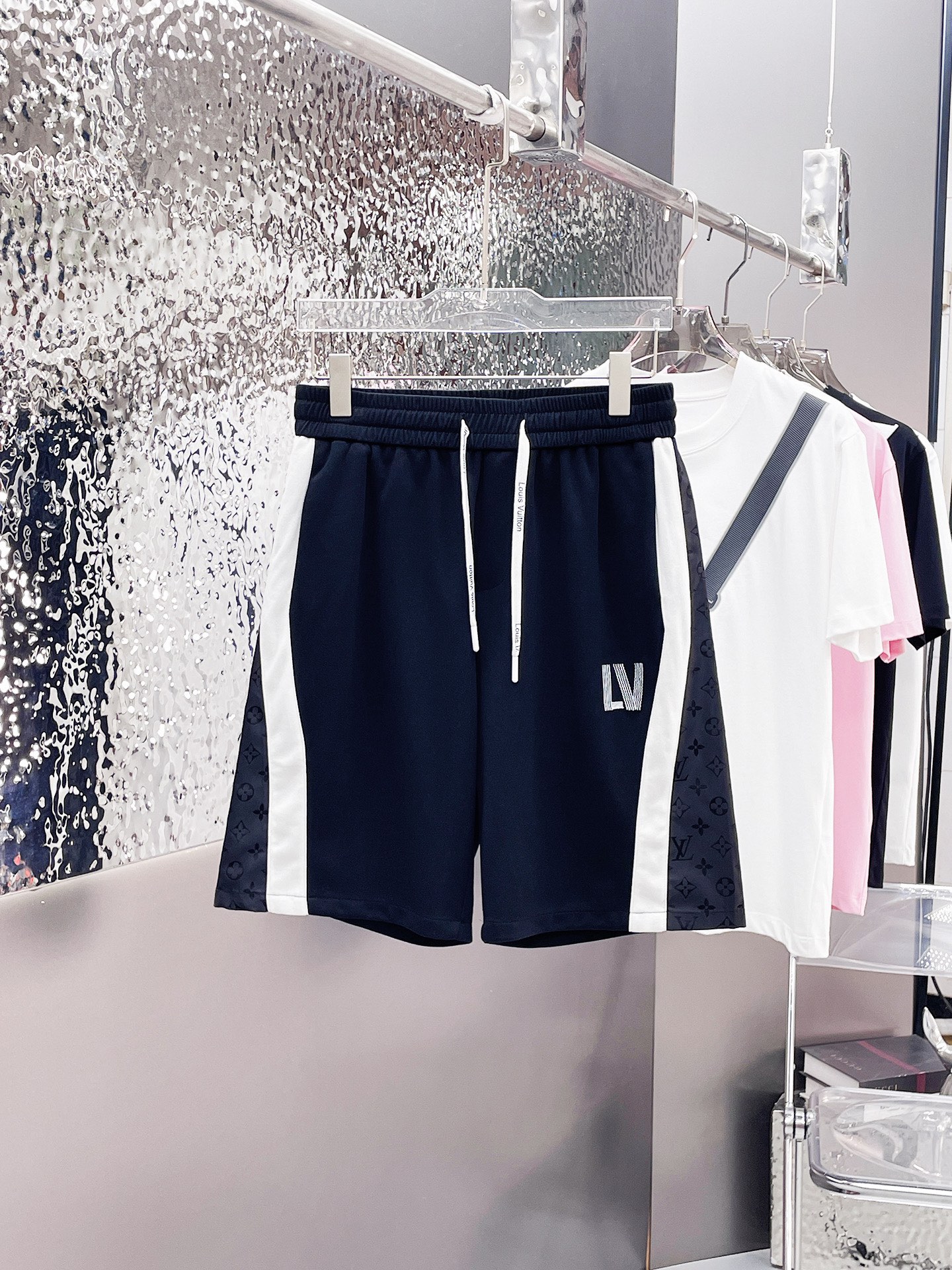 NO:915192,LV three-standard complete 2026 new summer men's casual shorts, advanced custom-made breathable fabrics, extremely breathable, elastic and comfortable, impeccable details, top-grade accessories, original logo design concept, delicate and soft feel!  The upper body fit is awesome!  Sizes M-XXXL, please state your height and weight when ordering,,louis vuitton,shorts,19860909LV三标齐全 2026夏季新款男士休闲短裤,高级定制面料透气面料 透气弹力舒适度极高,细节无可挑剔,顶级辅料配备,原版logo设计理念,手感细腻柔软！上身版型超赞！尺码M-XXXL下单报身高体重,,louis vuitton,shorts,,Men's clothing
