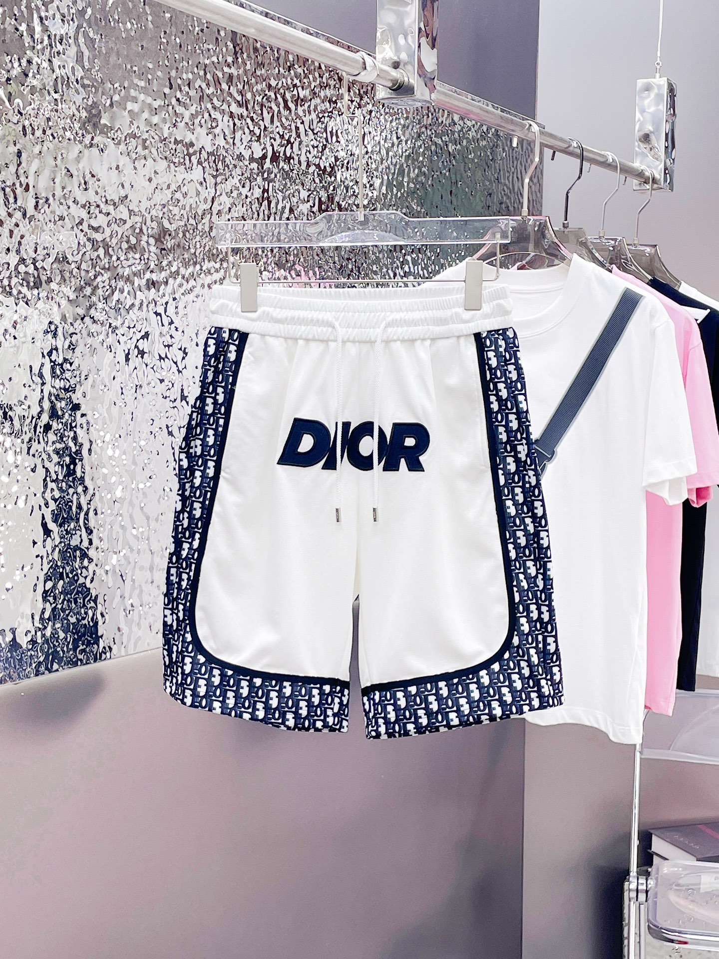 NO:915199,Dior's three-standard complete 2026 summer new men's casual shorts, advanced custom-made breathable fabrics, extremely breathable, elastic and comfortable, impeccable details, top-grade accessories, original logo design concept, delicate and soft feel!  The upper body fit is awesome!  For sizes M-XXXL, please state your height and weight when ordering, dior, shorts,19860909迪奥三标齐全 2026夏季新款男士休闲短裤,高级定制面料透气面料 透气弹力舒适度极高,细节无可挑剔,顶级辅料配备,原版logo设计理念,手感细腻柔软！上身版型超赞！尺码M-XXXL下单报身高体重,,dior,shorts,,Men's clothing