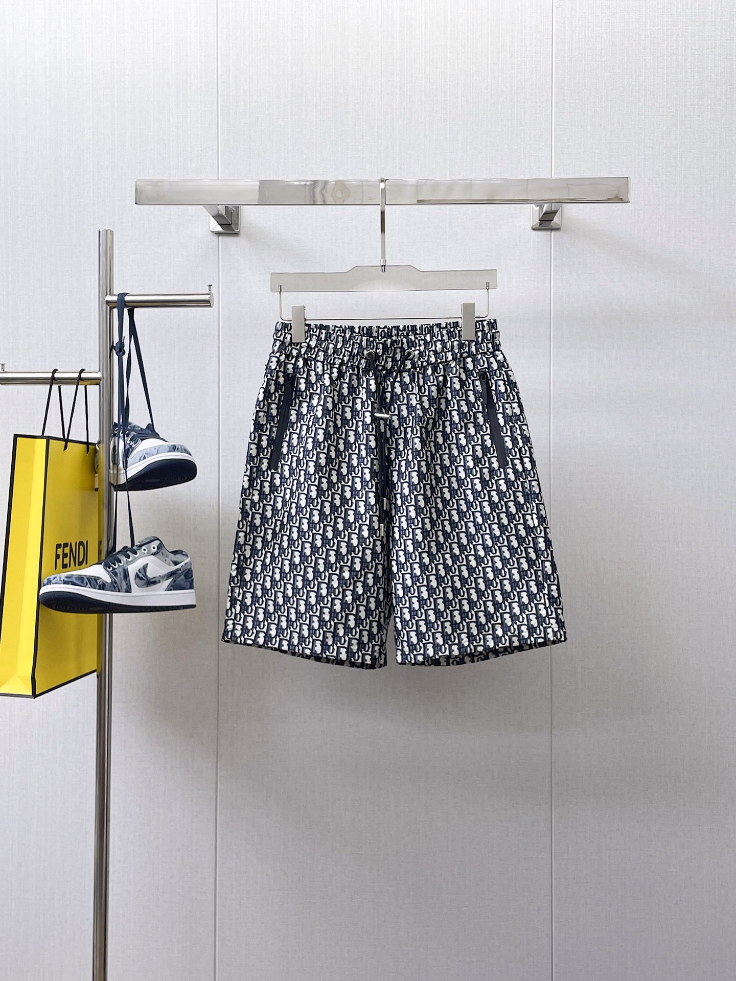 NO:142518,Dior's three standards are complete. 2025 summer new men's casual shorts, high-end custom fabric breathable fabric, extremely breathable, elastic and comfortable, impeccable details, top-level auxiliary materials, original logo design concept, delicate and soft feel!  The upper body style is excellent!  Size M-XXXL order to report height and weight, dior, shorts, alexander wang19860909迪奥三标齐全 2025夏季新款男士休闲短裤,高级定制面料透气面料 透气弹力舒适度极高,细节无可挑剔,顶级辅料配备,原版logo设计理念,手感细腻柔软！上身版型超赞！尺码M-XXXL下单报身高体重,,dior,shorts,alexander wang,Men's clothing