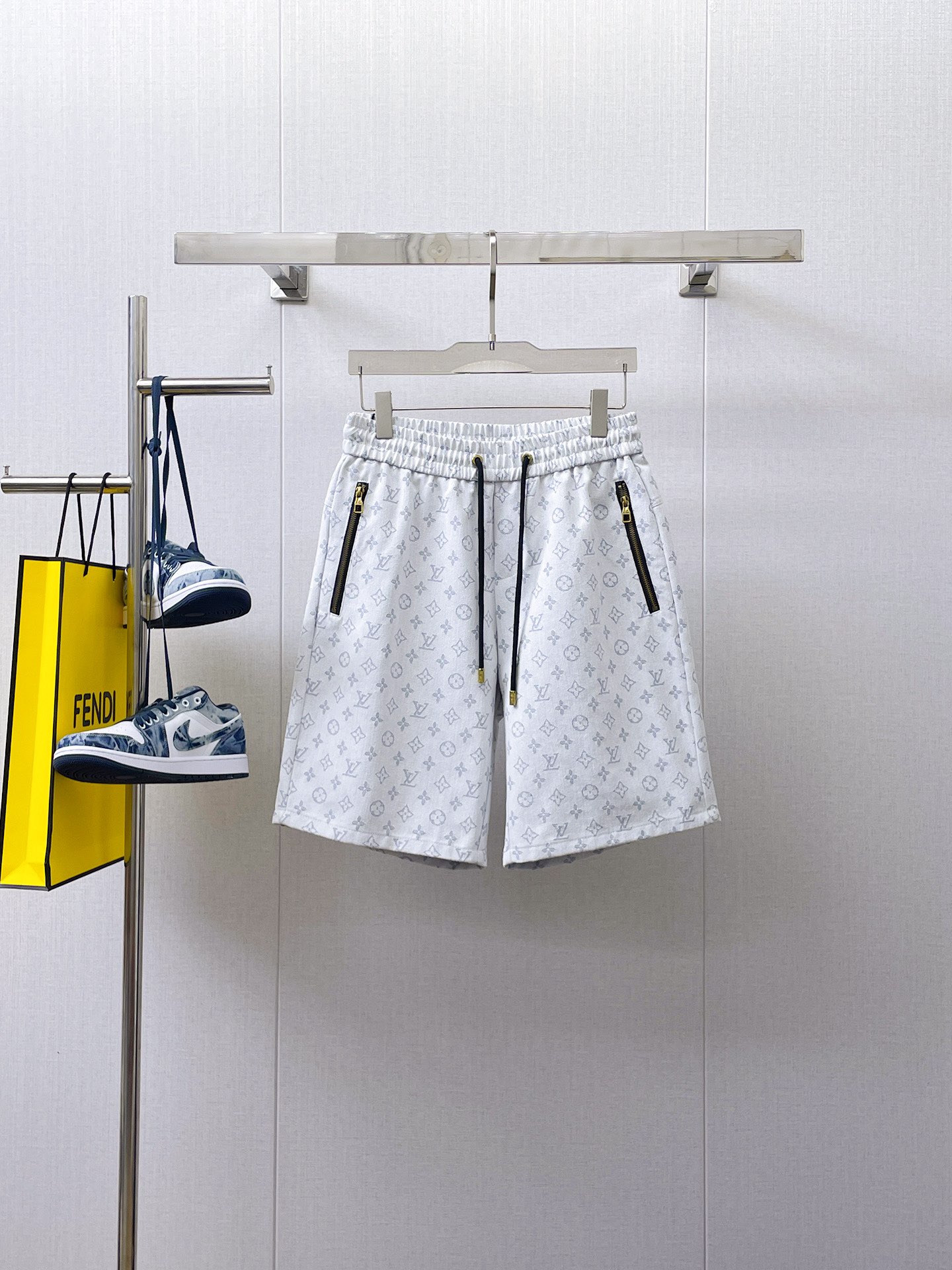 NO:484837,The LV three-standard new 2025 summer casual shorts, high-end custom fabric breathable fabric, extremely breathable, elastic and comfortable, impeccable details, top-level auxiliary materials, original logo design concept, delicate and soft feel!  The upper body style is excellent!  Size M-XXXL order to report height and weight, louis vuitton, shorts, alexander wang19860909LV三标齐全 2025夏季新款男士休闲短裤,高级定制面料透气面料 透气弹力舒适度极高,细节无可挑剔,顶级辅料配备,原版logo设计理念,手感细腻柔软！上身版型超赞！尺码M-XXXL下单报身高体重,,louis vuitton,shorts,alexander wang,Men's clothing