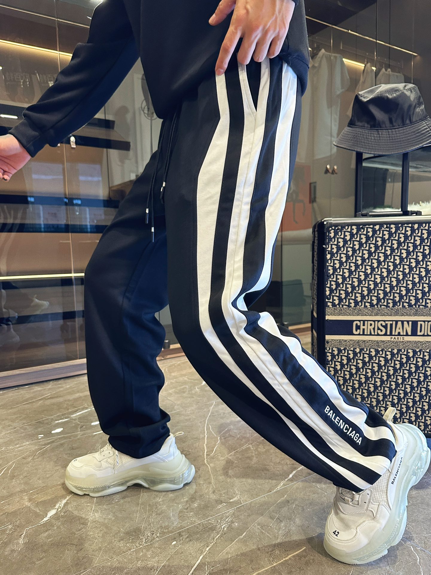 NO:515997,Balenciaga spring 2025 new casual pants!  The official website is released simultaneously. The brand's classic LOGO casual pants, customized fabric, excellent comfort, strong hand touch. Extremely recognizable, perfect quality craftsmanship. Size M-3XL, balenciaga, alexander wang19860909巴黎世家2025春季新款休闲裤！官网同步发售.品牌经典LOGO休闲裤 ,定制面料,舒适度极好,手触感强烈.辨识度极高,完美品相工艺. 尺码M-3XL,,balenciaga,alexander wang,Men's clothing