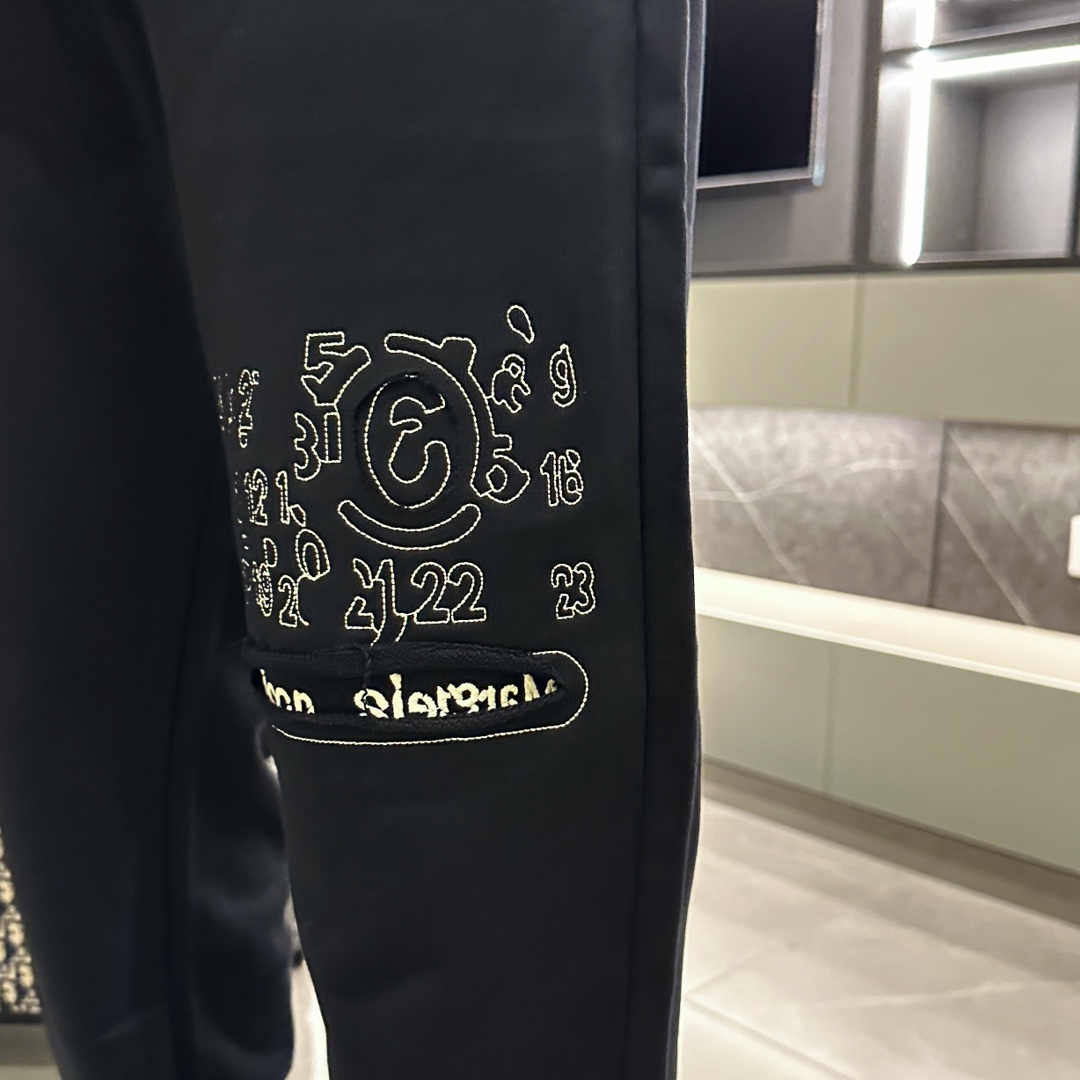 Maison Margiela Classic Logo Sweatpants - 2025 Spring Collection 9 i1724672465 2783 8