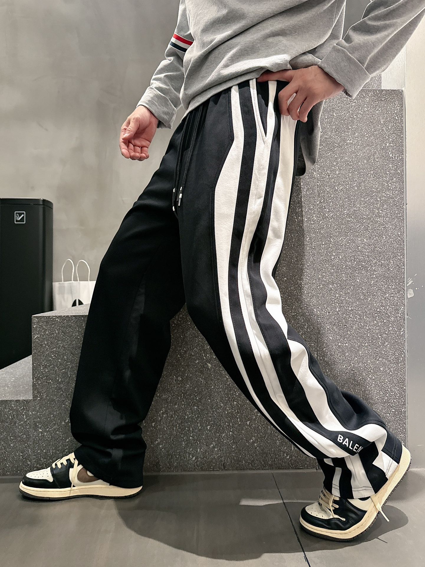 NO:119470,Balenciaga Spring 2025 new casual pants!  The official website is released simultaneously. The brand's classic LOGO casual pants, customized fabric, excellent comfort, strong hand touch. Extremely recognizable, perfect quality craftsmanship. Size M-3XL, balenciaga, alexander wang19860909巴黎世家 2025春季新款休闲裤！官网同步发售.品牌经典LOGO休闲裤 ,定制面料,舒适度极好,手触感强烈.辨识度极高,完美品相工艺. 尺码M-3XL,,balenciaga,alexander wang,Men's clothing