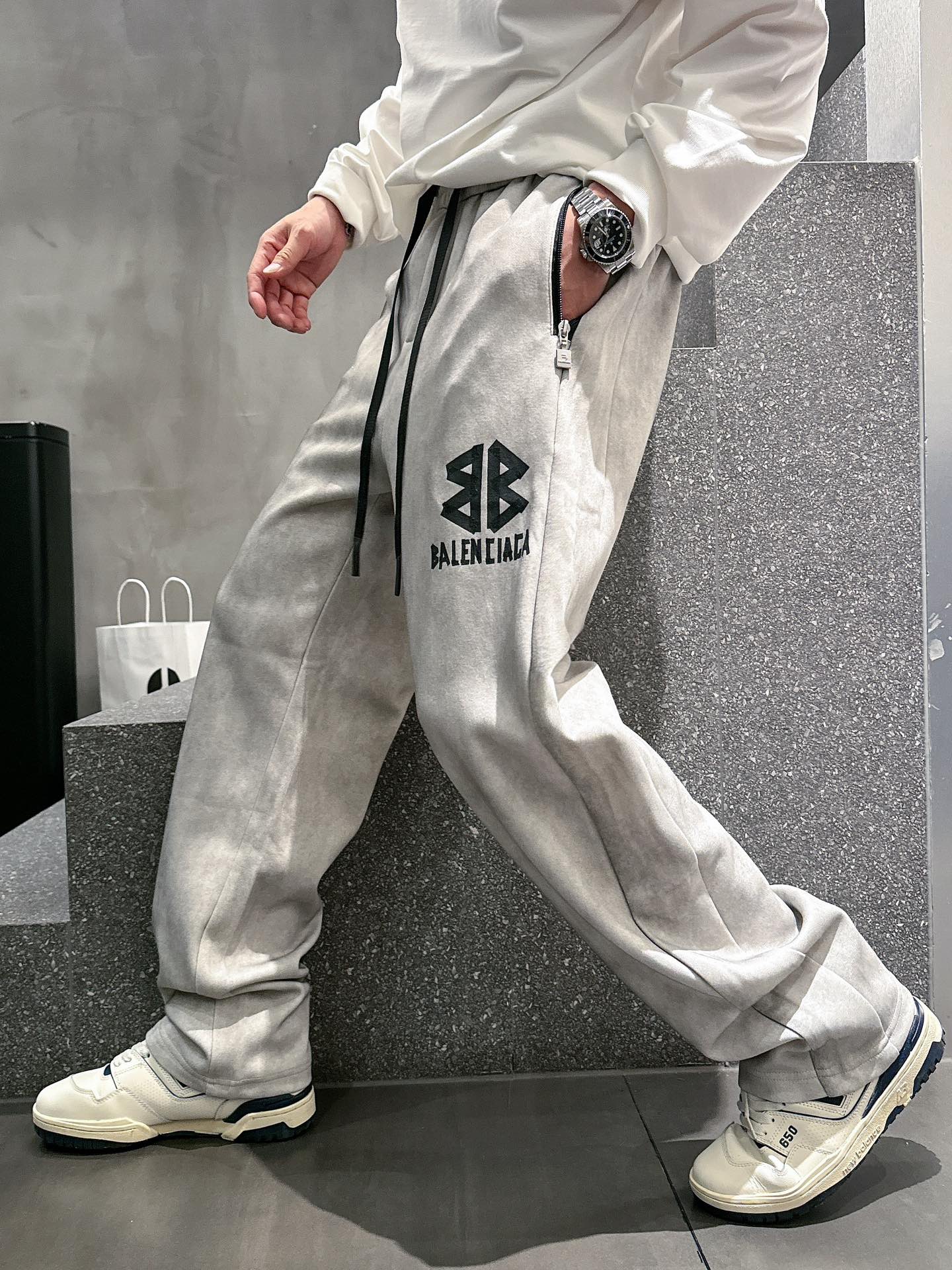 NO:119467,Balenciaga Spring 2025 new casual pants!  The official website is released simultaneously. The brand's classic LOGO casual pants, customized fabric, excellent comfort, strong hand touch. Extremely recognizable, perfect quality craftsmanship. Size M-3XL, balenciaga, alexander wang19860909巴黎世家 2025春季新款休闲裤！官网同步发售.品牌经典LOGO休闲裤 ,定制面料,舒适度极好,手触感强烈.辨识度极高,完美品相工艺. 尺码M-3XL,,balenciaga,alexander wang,Men's clothing