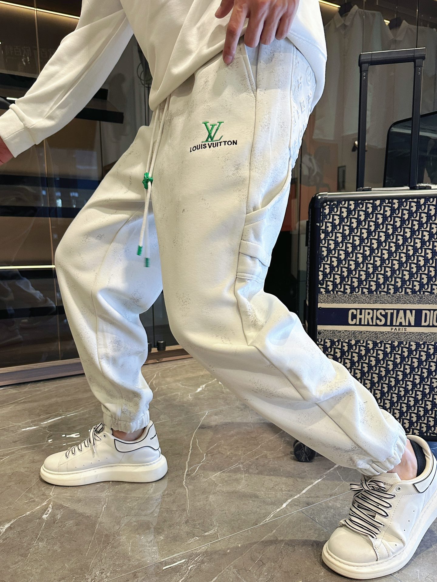 NO:516032,LV2025 spring new casual pants!  The official website is released simultaneously. The brand's classic LOGO casual pants, customized fabric, excellent comfort, strong hand touch. Extremely recognizable, perfect quality craftsmanship. Size M-3XL,,louis vuitton,alexander wang19860909LV2025春季新款休闲裤！官网同步发售.品牌经典LOGO休闲裤 ,定制面料,舒适度极好,手触感强烈.辨识度极高,完美品相工艺. 尺码M-3XL,,louis vuitton,alexander wang,Men's clothing