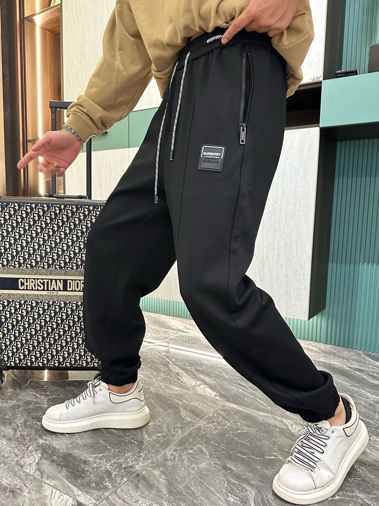 Pantalón Casual Burberry Clásico con Logo - Comodidad y Estilo Premium