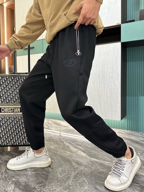 Valentino Pantalon de survêtement Noir avec Logo Discret - Collection Printemps 2025 1 Valentino Pantalon de survêtement Noir avec Logo Discret - Collection Printemps 2025