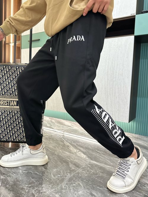 بنطلون رياضي Prada رجالي أسود بشعار العلامة التجارية، موضة ربيع 2025 1 بنطلون رياضي Prada رجالي أسود بشعار العلامة التجارية، موضة ربيع 2025