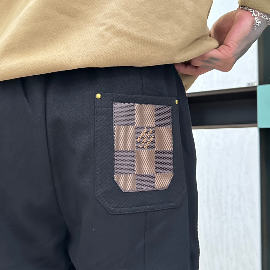 Louis Vuitton Men's 2025 Spring Collection Logo Print Casual Pants 10 i1725711367 3944 8