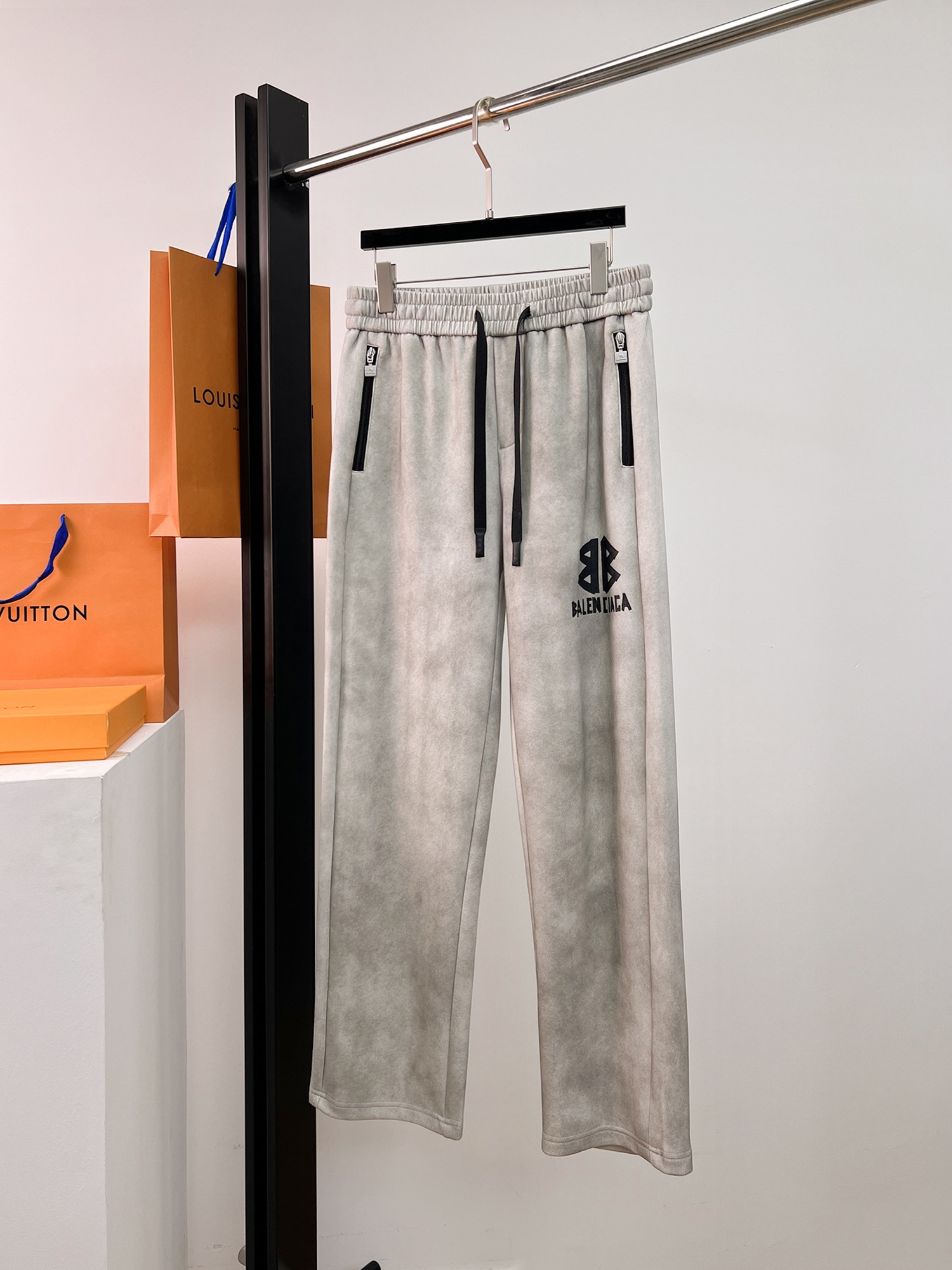 NO:502284,Balenciaga Spring 2025 new casual pants!  The official website is released simultaneously. The brand's classic LOGO casual pants, customized fabric, excellent comfort, strong hand touch. Extremely recognizable, perfect quality craftsmanship. Size M-3XL, balenciaga, alexander wang19860909巴黎世家 2025春季新款休闲裤！官网同步发售.品牌经典LOGO休闲裤 ,定制面料,舒适度极好,手触感强烈.辨识度极高,完美品相工艺. 尺码M-3XL,,balenciaga,alexander wang,Men's clothing