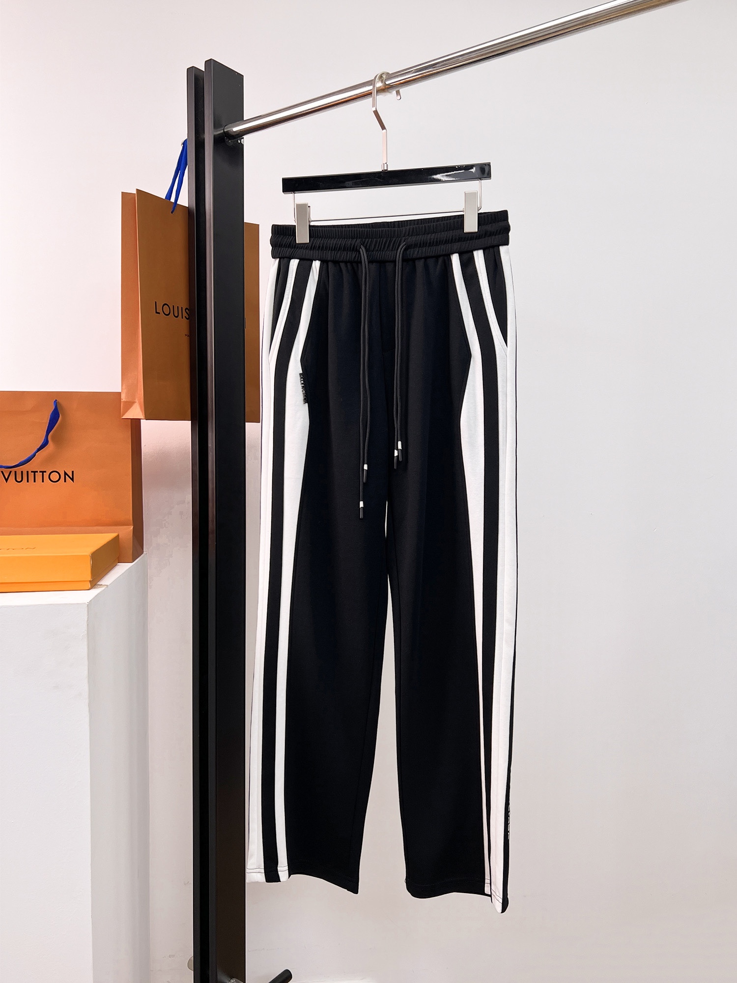 NO:502290,Balenciaga Spring 2025 new casual pants!  The official website is released simultaneously. The brand's classic LOGO casual pants, customized fabric, excellent comfort, strong hand touch. Extremely recognizable, perfect quality craftsmanship. Size M-3XL, balenciaga, alexander wang19860909巴黎世家 2025春季新款休闲裤！官网同步发售.品牌经典LOGO休闲裤 ,定制面料,舒适度极好,手触感强烈.辨识度极高,完美品相工艺. 尺码M-3XL,,balenciaga,alexander wang,Men's clothing