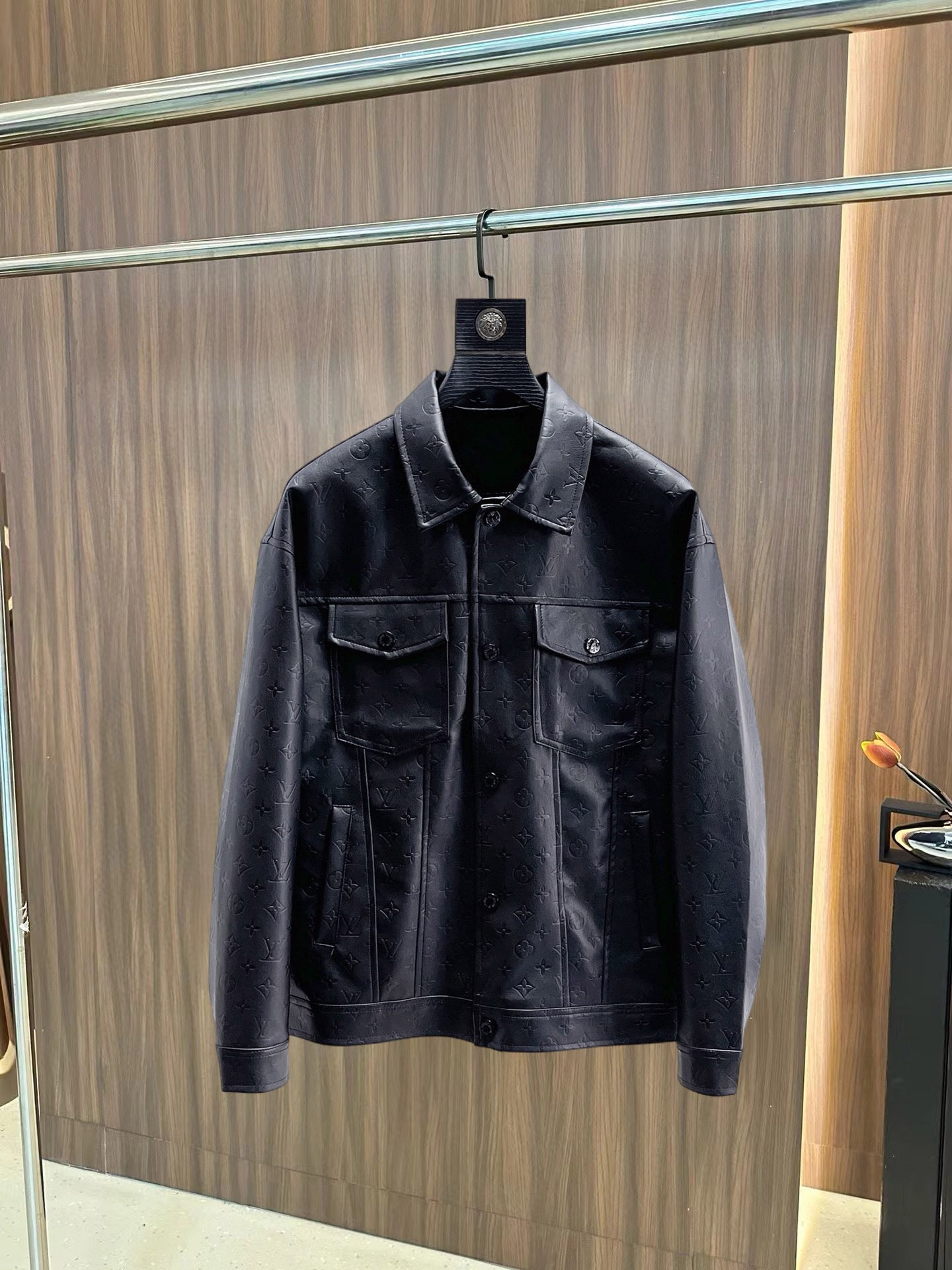 NO:126082,The same style on the official website, complete three standards, and is released in advance. The new men's jacket for autumn and winter, the original single three standards are complete and high-end version. Customized fabrics for counters. High breathability and comfort, impeccable details, and the brand element design concept reflects high quality. The feel is delicate and soft. It presents casual cut and the upper body style is superb. Number of sizes M~3XL,,,louis vuitton, jackets & coats, jackets & coats, alexander wang19860909LV 官网同款,三标齐全,提前发售 ss秋冬新款男士夹克外套, 原单三标齐全高端版本 专柜定制面料 透气舒适度高,细节无可挑剔,品牌元素设计理念,体现高品质.手感细腻柔软 呈现休闲裁剪,上身版型超赞 码数M～3XL,,,louis vuitton,jackets & coats,jackets & coats,alexander wang,Men's clothing