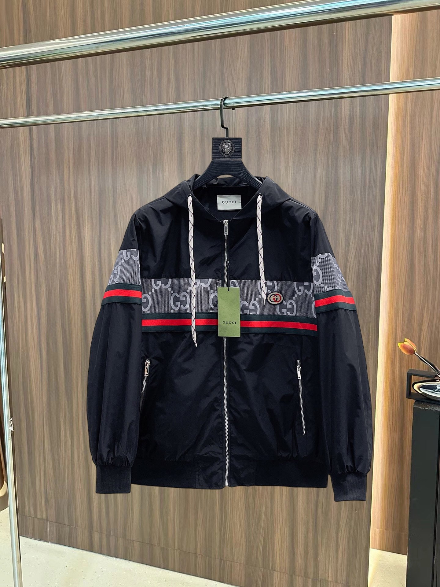 NO:126066,Guqi, the same style on the official website, complete three standards, and is released in advance. The new men's jacket for autumn and winter, with double-sided original single three standards, high-end version. Customized counter fabrics, breathable and comfortable, impeccable details, brand elements design concept, reflect high quality. The feel is delicate and soft, presents casual cut, and the upper body style is superb. Number of sizes M~3XL,,,,jackets & coats,jackets & coats,alexander wang19860909古奇 官网同款,三标齐全,提前发售 ss秋冬新款男士夹克外套,双面穿原单三标齐全高端版本 专柜定制面料 透气舒适度高,细节无可挑剔,品牌元素设计理念,体现高品质.手感细腻柔软 呈现休闲裁剪,上身版型超赞 码数M～3XL,,,jackets & coats,jackets & coats,alexander wang,Men's clothing