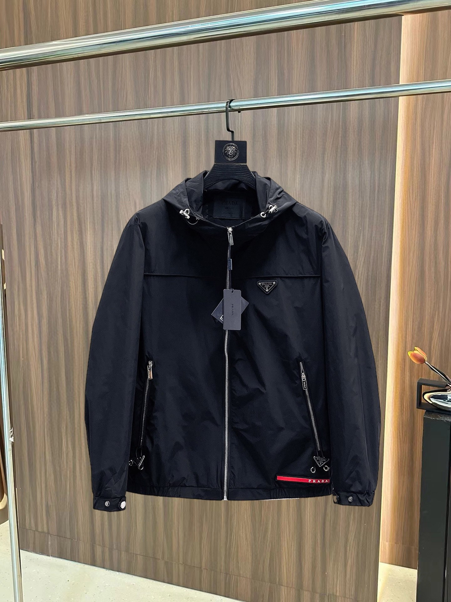 NO:126067,Prada's official website has the same style, complete three standards, and is available in advance. The new men's jacket for autumn and winter, double-sided wear, full three standards, high-end version, customized counter fabric, breathable and comfortable, impeccable details, brand element design concept, reflecting high quality. The feel is delicate and soft, presents casual cut, and the upper body style is superb. Number of sizes M~3XL,,,prada, jackets & coats, jackets & coats, alexander wang19860909普拉达 官网同款,三标齐全,提前发售 ss秋冬新款男士夹克外套,双面穿原单三标齐全高端版本 专柜定制面料 透气舒适度高,细节无可挑剔,品牌元素设计理念,体现高品质.手感细腻柔软 呈现休闲裁剪,上身版型超赞 码数M～3XL,,,prada,jackets & coats,jackets & coats,alexander wang,Men's clothing