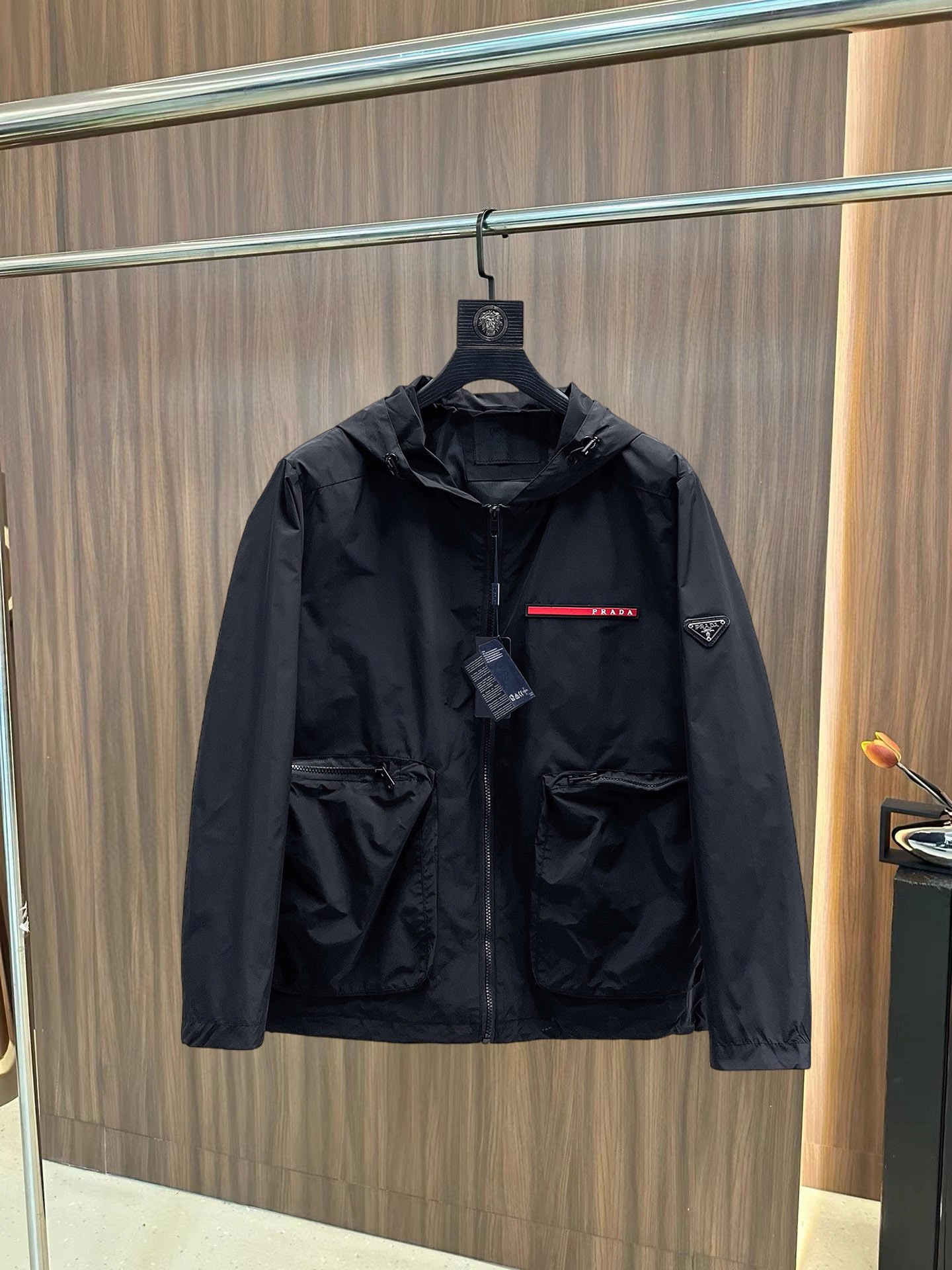 NO:126073,Prada's official website has the same style, complete three standards, and is available in advance. The new men's jacket for autumn and winter, double-sided wear, full three standards, high-end version, customized counter fabric, breathable and comfortable, impeccable details, brand element design concept, reflecting high quality. The feel is delicate and soft, presents casual cut, and the upper body style is superb. Number of sizes M~3XL,,,prada, jackets & coats, jackets & coats, alexander wang19860909普拉达 官网同款,三标齐全,提前发售 ss秋冬新款男士夹克外套,双面穿原单三标齐全高端版本 专柜定制面料 透气舒适度高,细节无可挑剔,品牌元素设计理念,体现高品质.手感细腻柔软 呈现休闲裁剪,上身版型超赞 码数M～3XL,,,prada,jackets & coats,jackets & coats,alexander wang,Men's clothing