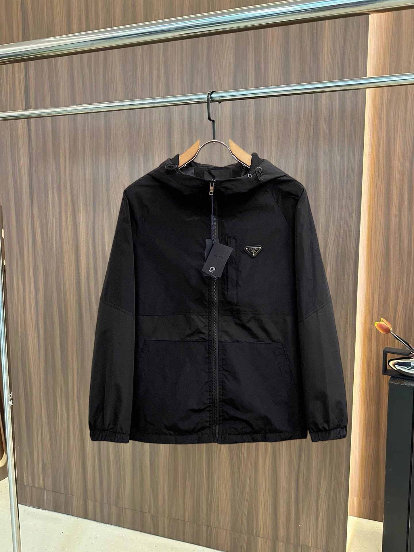 NO:126079,Prada's official website has the same style, complete three standards, and is available in advance. The new men's jacket for autumn and winter, double-sided wear, full three standards, high-end version, customized counter fabric, breathable and comfortable, impeccable details, brand element design concept, reflecting high quality. The feel is delicate and soft, presents casual cut, and the upper body style is superb. Number of sizes M~3XL,,,prada, jackets & coats, jackets & coats, alexander wang19860909普拉达 官网同款,三标齐全,提前发售 ss秋冬新款男士夹克外套,双面穿原单三标齐全高端版本 专柜定制面料 透气舒适度高,细节无可挑剔,品牌元素设计理念,体现高品质.手感细腻柔软 呈现休闲裁剪,上身版型超赞 码数M～3XL,,,prada,jackets & coats,jackets & coats,alexander wang,Men's clothing