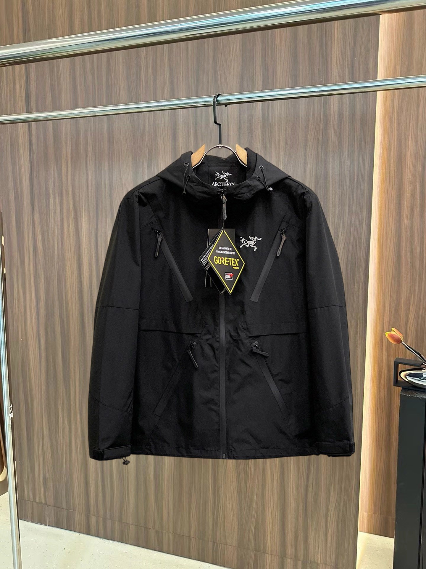 NO:126081,Archaeopteryx, the same style on the official website, complete three standards, and is available in advance. The new men's jacket for autumn and winter, with double-sided original single three standards, high-end version. Customized fabric for counter, breathable and comfortable, impeccable details, brand element design concept, reflecting high quality. The feel is delicate and soft, presents casual cut, and the upper body style is superb. Number of sizes M~3XL,,arc'teryx,jackets & coats,jackets & coats,alexander wang19860909始祖鸟 官网同款,三标齐全,提前发售 ss秋冬新款男士夹克外套,双面穿原单三标齐全高端版本 专柜定制面料 透气舒适度高,细节无可挑剔,品牌元素设计理念,体现高品质.手感细腻柔软 呈现休闲裁剪,上身版型超赞 码数M～3XL,,arc'teryx,jackets & coats,jackets & coats,alexander wang,Men's clothing