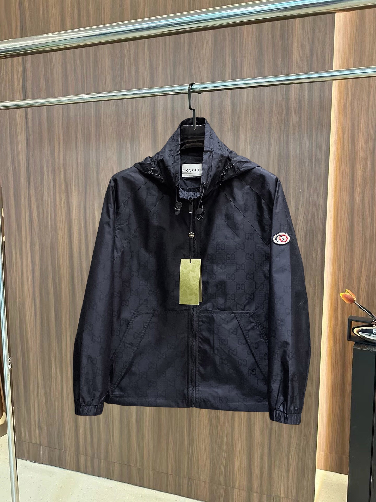 NO:126068,The same style on the official website of Guqi, complete three standards, and is released in advance. The new men's jacket for autumn and winter, the original single three standards are complete and high-end version. Customized fabrics for counters, breathable and comfortable, impeccable details, brand elements design concept, reflecting high quality. The feel is delicate and soft, presenting casual cut, and the upper body style is superb. Number of sizes M~3XL,,, jackets & coats, jackets & coats, alexander wang19860909古奇官网同款,三标齐全,提前发售 ss秋冬新款男士夹克外套, 原单三标齐全高端版本 专柜定制面料 透气舒适度高,细节无可挑剔,品牌元素设计理念,体现高品质.手感细腻柔软 呈现休闲裁剪,上身版型超赞 码数M～3XL,,,jackets & coats,jackets & coats,alexander wang,Men's clothing