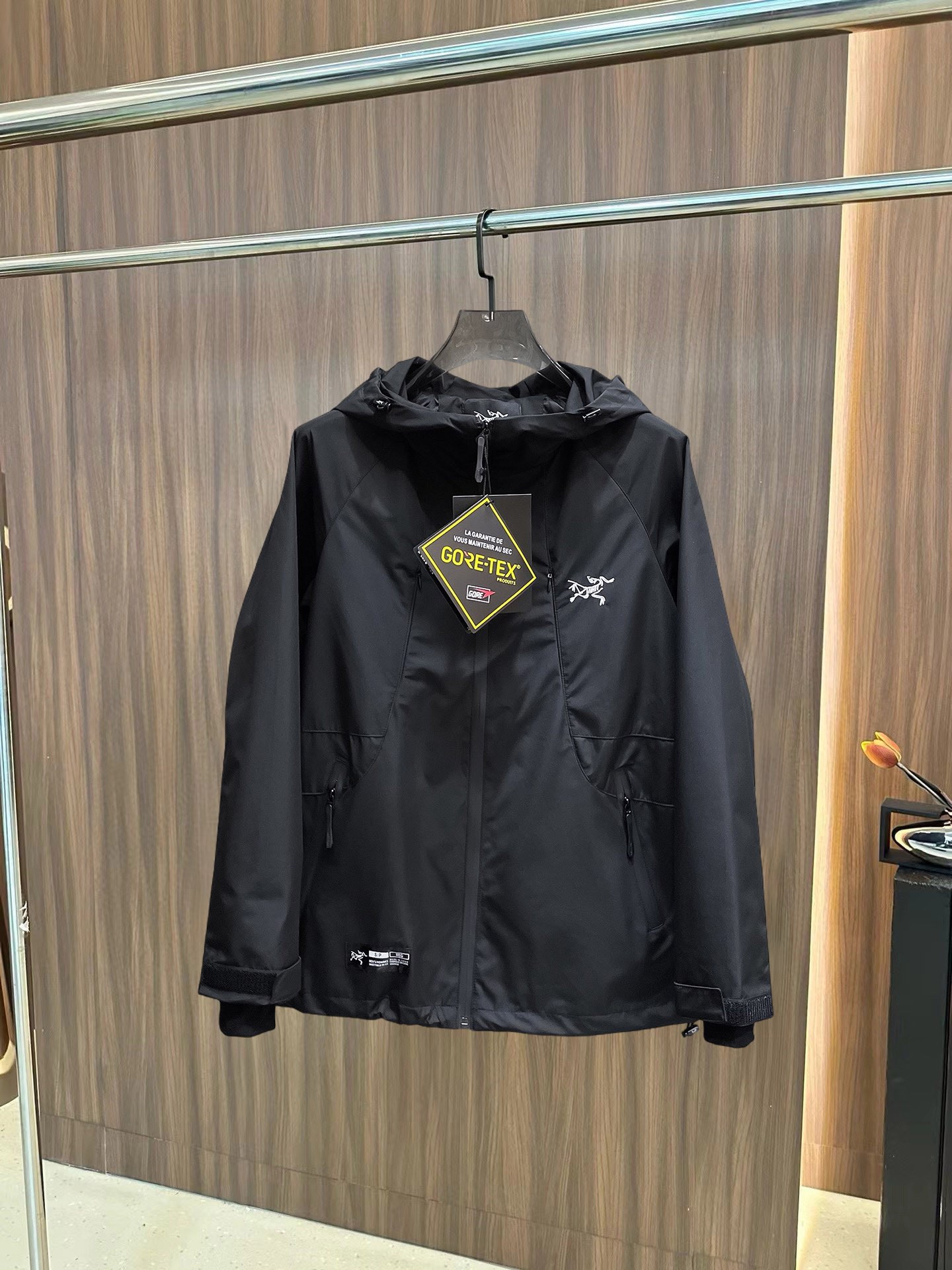 NO:126070,The same style on the official website of Archaeopteryx, complete three standards, and is available in advance. The new men's jacket with autumn and winter, the original single three standards is complete and high-end version. Customized fabrics for counters, breathable and comfortable, impeccable details, brand elements design concept, reflecting high quality. The feel is delicate and soft, presents casual cut, and the upper body style is superb. Number of sizes M~3XL,,arc'teryx,jackets & coats,jackets & coats,alexander wang19860909始祖鸟官网同款,三标齐全,提前发售 ss秋冬新款男士夹克外套, 原单三标齐全高端版本 专柜定制面料 透气舒适度高,细节无可挑剔,品牌元素设计理念,体现高品质.手感细腻柔软 呈现休闲裁剪,上身版型超赞 码数M～3XL,,arc'teryx,jackets & coats,jackets & coats,alexander wang,Men's clothing