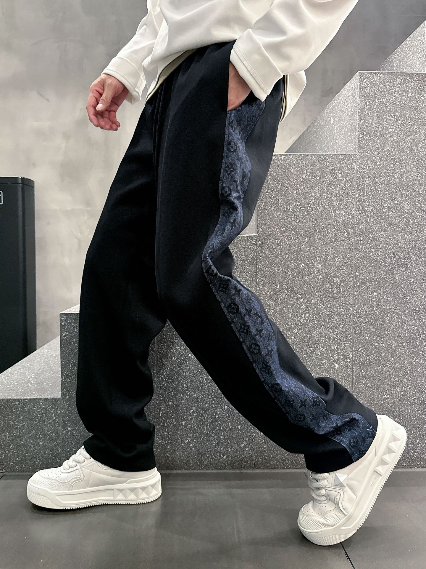 NO:119476,LV2025 spring new casual pants!  The official website is released simultaneously. The brand's classic LOGO casual pants, customized fabric, excellent comfort, strong hand touch. Extremely recognizable, perfect quality craftsmanship. Size M-3XL,,louis vuitton,alexander wang19860909LV2025春季新款休闲裤！官网同步发售.品牌经典LOGO休闲裤 ,定制面料,舒适度极好,手触感强烈.辨识度极高,完美品相工艺. 尺码M-3XL,,louis vuitton,alexander wang,Men's clothing