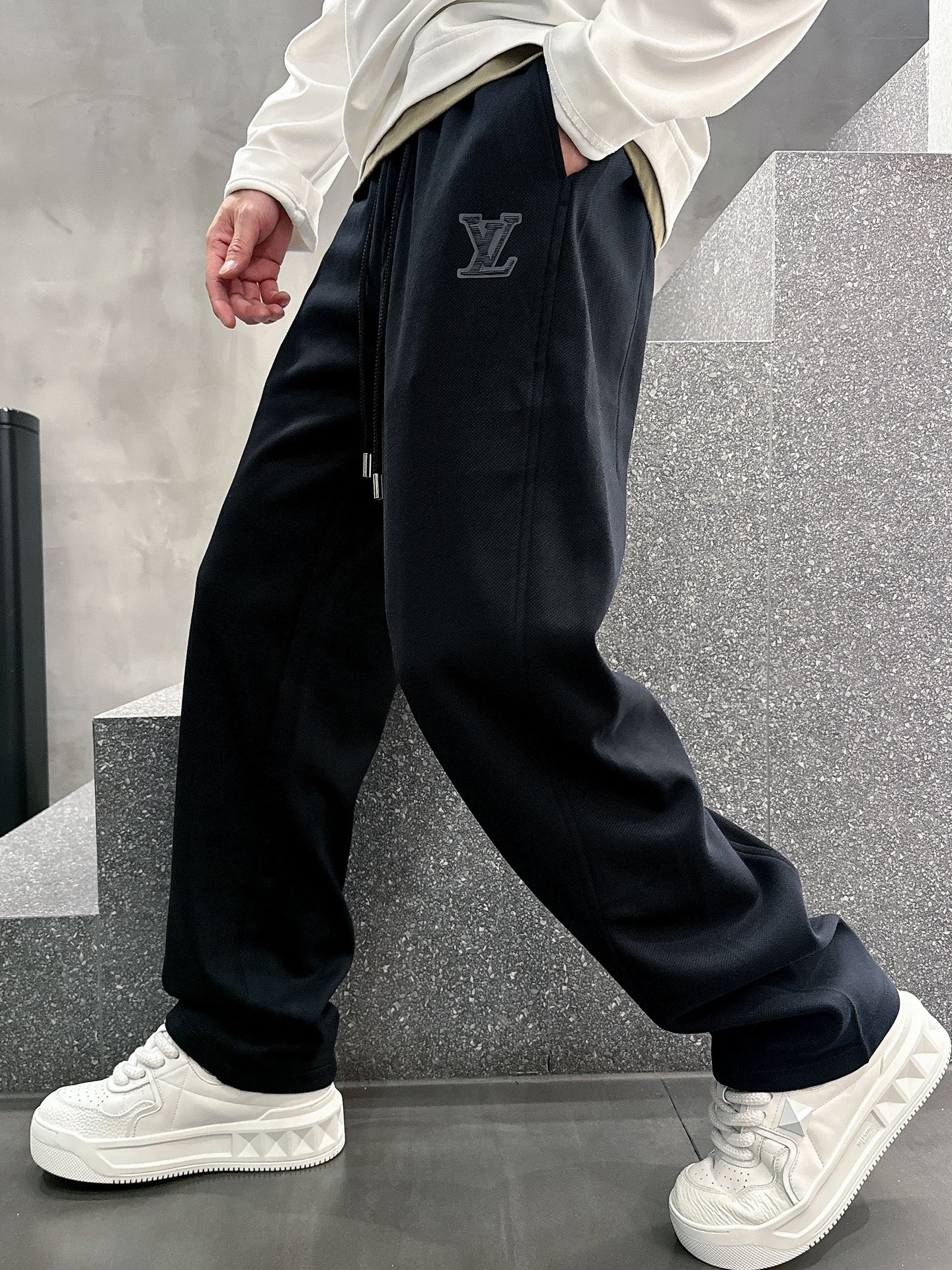 NO:119478,LV 2025 spring new casual pants!  The official website is released simultaneously. The brand's classic LOGO casual pants, customized fabric, excellent comfort, strong hand touch. Extremely recognizable, perfect quality craftsmanship. Size M-3XL,,louis vuitton,alexander wang19860909LV 2025春季新款休闲裤！官网同步发售.品牌经典LOGO休闲裤 ,定制面料,舒适度极好,手触感强烈.辨识度极高,完美品相工艺. 尺码M-3XL,,louis vuitton,alexander wang,Men's clothing