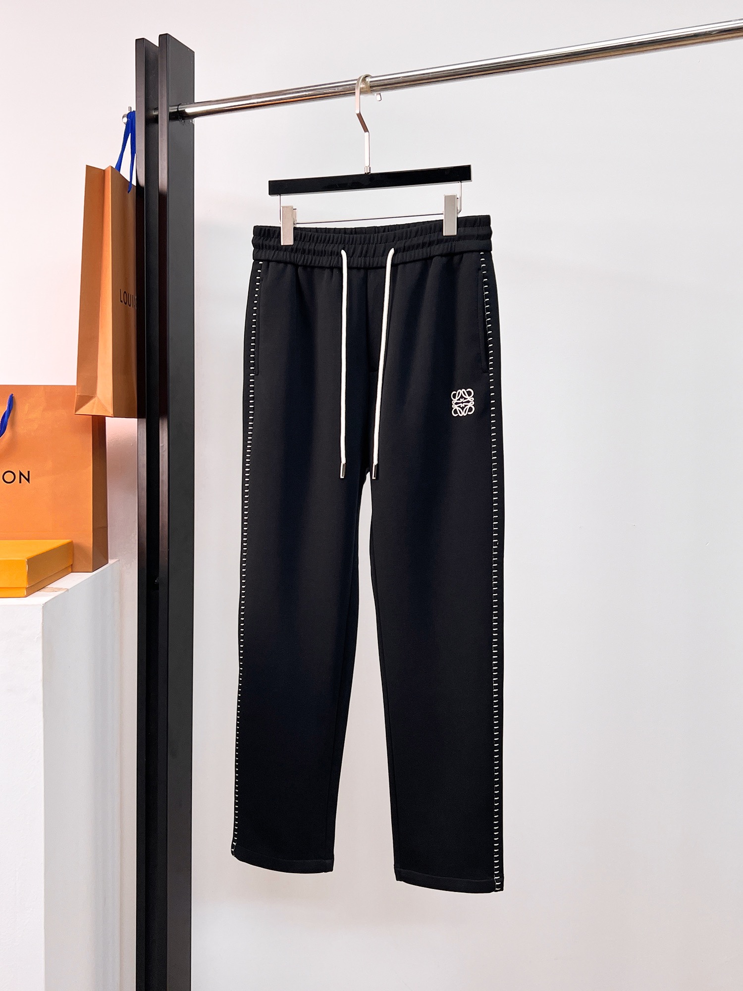 NO:502278,Luo Yiwei Spring 2025 new casual pants!  The official website is released simultaneously. The brand's classic LOGO casual pants, customized fabric, excellent comfort, strong hand touch. Very high recognition, perfect quality craftsmanship. Size M-3XL, loewe, alexander wang19860909罗意威 2025春季新款休闲裤！官网同步发售.品牌经典LOGO休闲裤 ,定制面料,舒适度极好,手触感强烈.辨识度极高,完美品相工艺. 尺码M-3XL,,loewe,alexander wang,Men's clothing