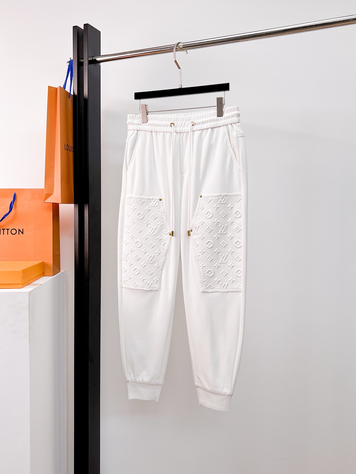 NO:502296,LV2025 spring new casual pants!  The official website is released simultaneously. The brand's classic LOGO casual pants, customized fabric, excellent comfort, strong hand touch. Extremely recognizable, perfect quality craftsmanship. Size M-3XL,,louis vuitton,alexander wang19860909LV2025春季新款休闲裤！官网同步发售.品牌经典LOGO休闲裤 ,定制面料,舒适度极好,手触感强烈.辨识度极高,完美品相工艺. 尺码M-3XL,,louis vuitton,alexander wang,Men's clothing