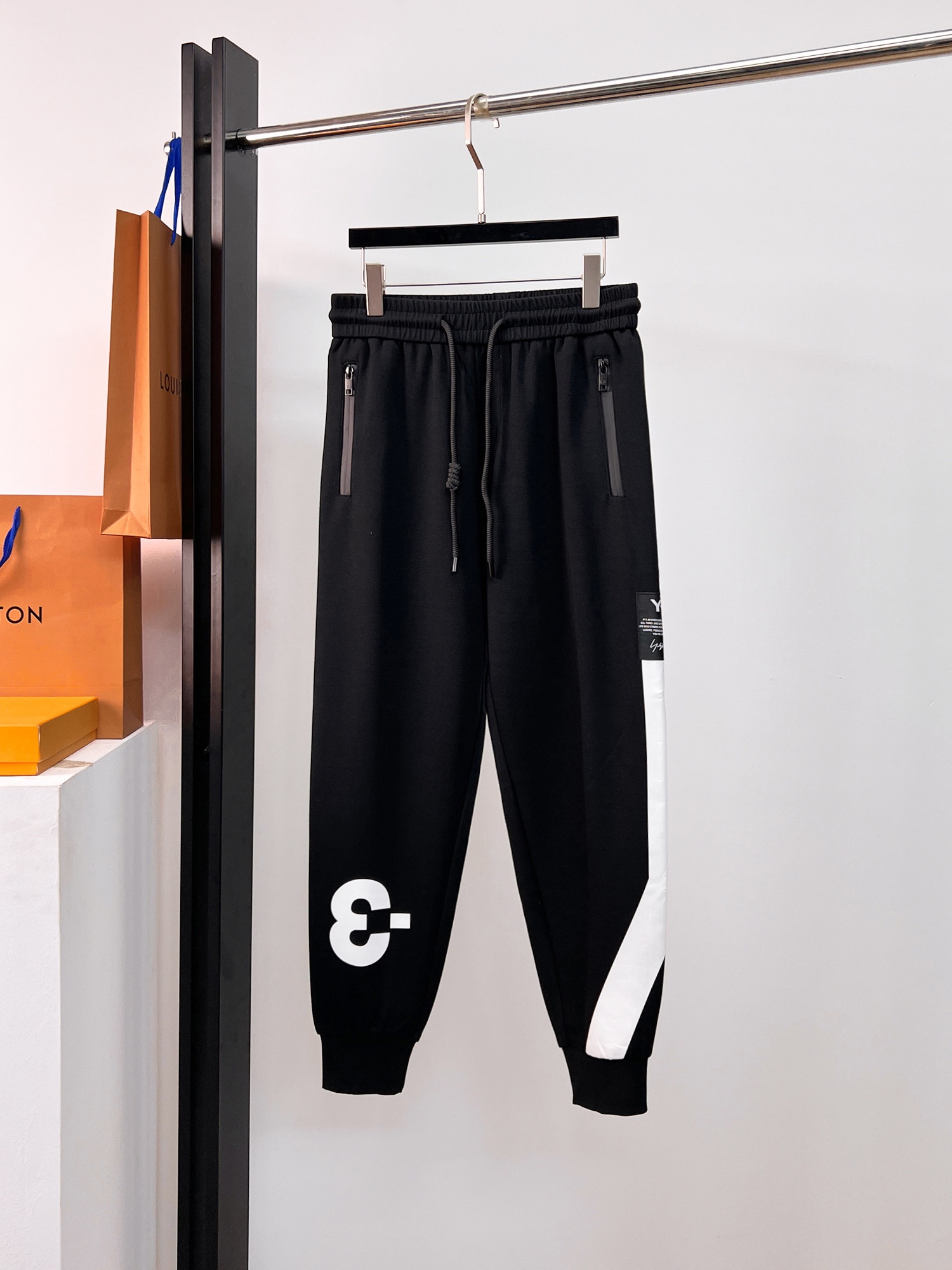 NO:502223,Y3 new spring 2025 casual pants!  The official website is released simultaneously. The brand's classic LOGO casual pants, customized fabric, excellent comfort, strong hand touch. Extremely recognizable, perfect quality craftsmanship. Size M-3XL,  19860909Y3 2025春季新款休闲裤！官网同步发售.品牌经典LOGO休闲裤 ,定制面料,舒适度极好,手触感强烈.辨识度极高,完美品相工艺. 尺码M-3XL,, ,Men's clothing