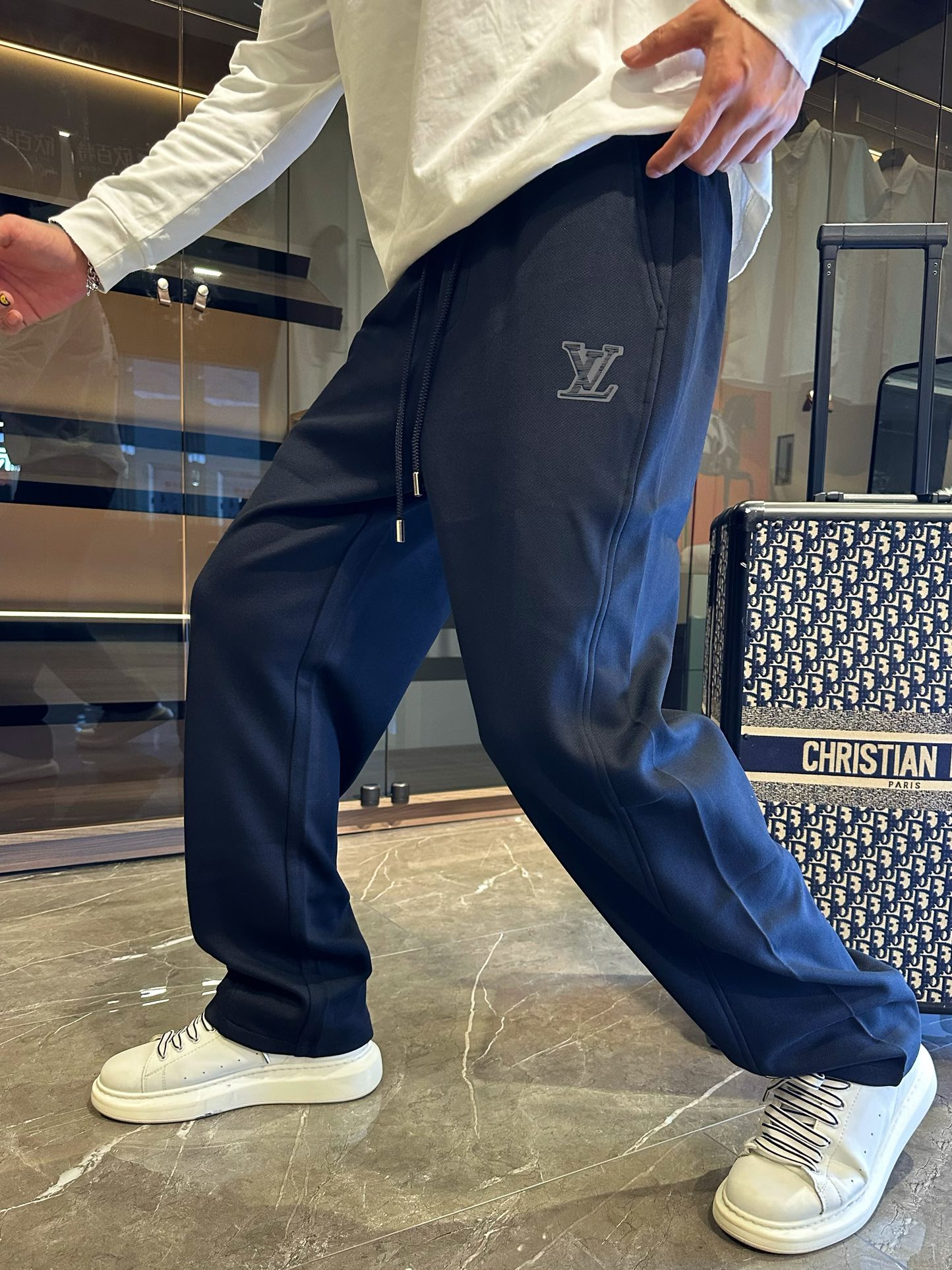 NO:516038,LV 2025 spring new casual pants!  The official website is released simultaneously. The brand's classic LOGO casual pants, customized fabric, excellent comfort, strong hand touch. Extremely recognizable, perfect quality craftsmanship. Size M-3XL,,louis vuitton,alexander wang19860909LV 2025春季新款休闲裤！官网同步发售.品牌经典LOGO休闲裤 ,定制面料,舒适度极好,手触感强烈.辨识度极高,完美品相工艺. 尺码M-3XL,,louis vuitton,alexander wang,Men's clothing