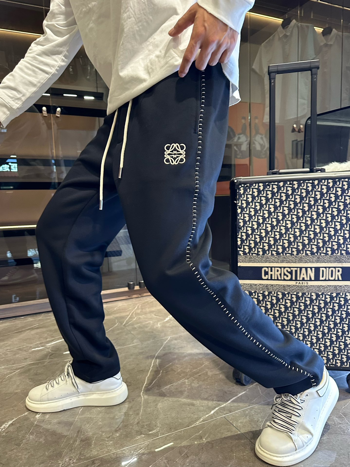 NO:516044,Luo Yiwei Spring 2025 new casual pants!  The official website is released simultaneously. The brand's classic LOGO casual pants, customized fabric, excellent comfort, strong hand touch. Very high recognition, perfect quality craftsmanship. Size M-3XL, loewe, alexander wang19860909罗意威 2025春季新款休闲裤！官网同步发售.品牌经典LOGO休闲裤 ,定制面料,舒适度极好,手触感强烈.辨识度极高,完美品相工艺. 尺码M-3XL,,loewe,alexander wang,Men's clothing
