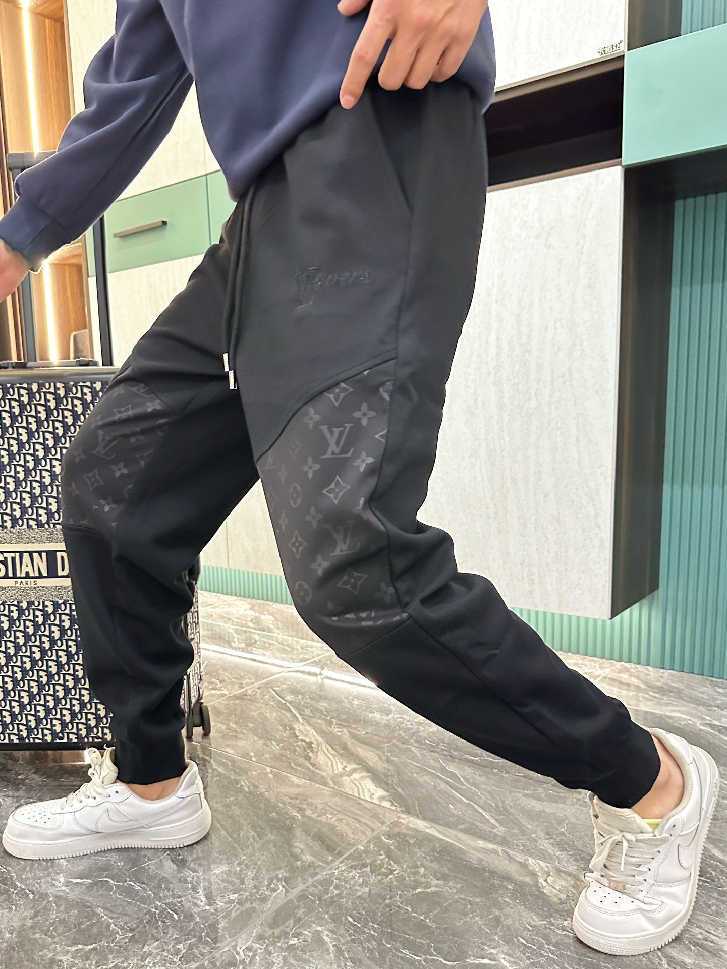 Louis Vuitton Men's 2025 Spring Collection Logo Print Casual Pants 2 i1727522424 5165 4
