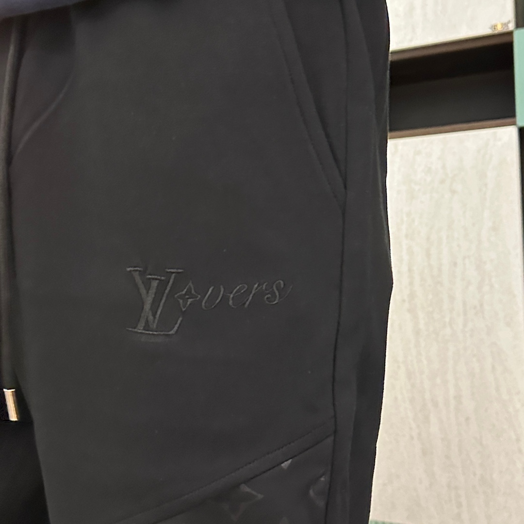Louis Vuitton Men's 2025 Spring Collection Logo Print Casual Pants 8 i1727522424 5560 5