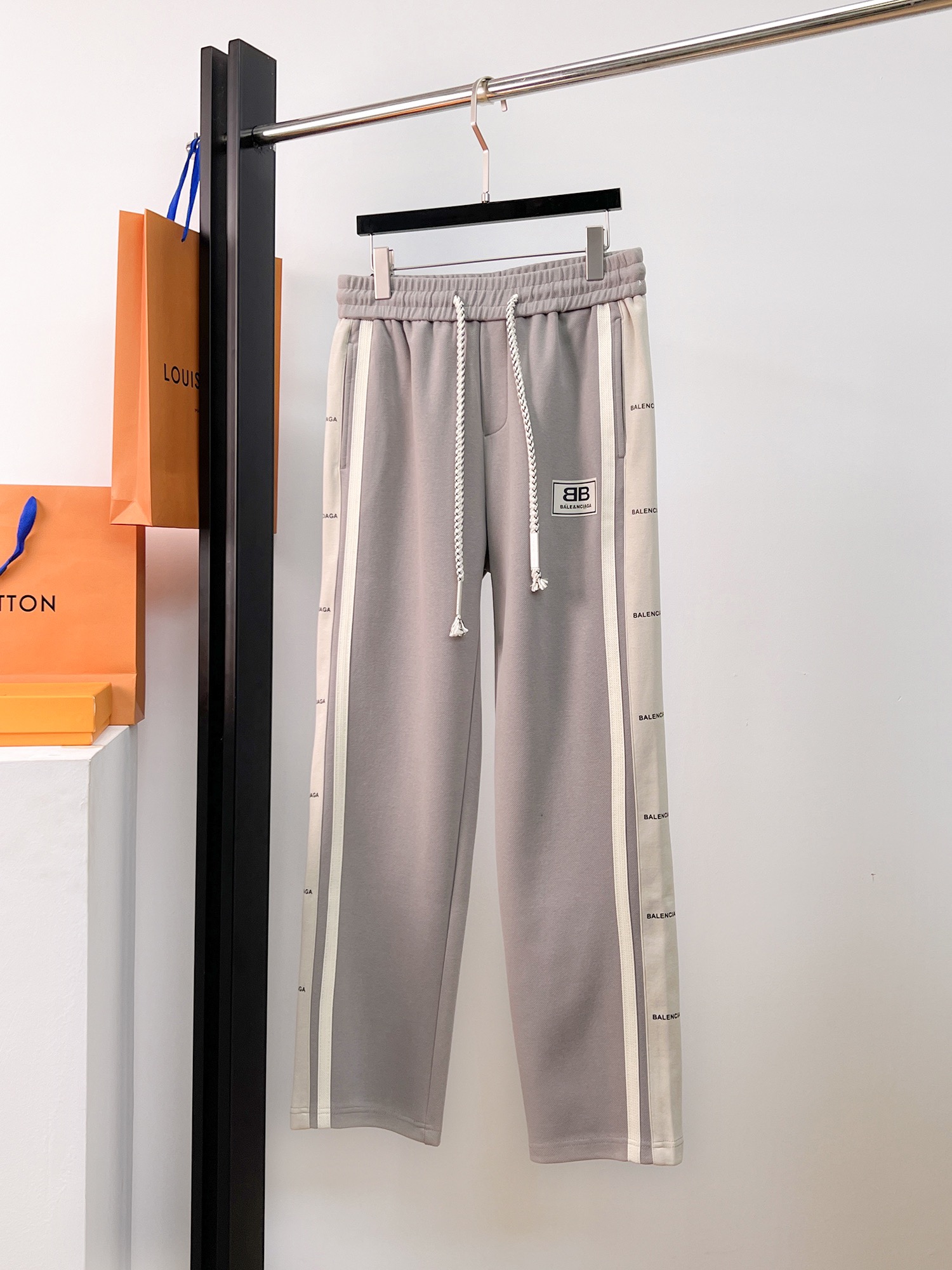 NO:502229,Balenciaga Spring 2025 new casual pants!  The official website is released simultaneously. The brand's classic LOGO casual pants, customized fabric, excellent comfort, strong hand touch. Extremely recognizable, perfect quality craftsmanship. Size M-3XL, balenciaga, alexander wang19860909巴黎世家 2025春季新款休闲裤！官网同步发售.品牌经典LOGO休闲裤 ,定制面料,舒适度极好,手触感强烈.辨识度极高,完美品相工艺. 尺码M-3XL,,balenciaga,alexander wang,Men's clothing