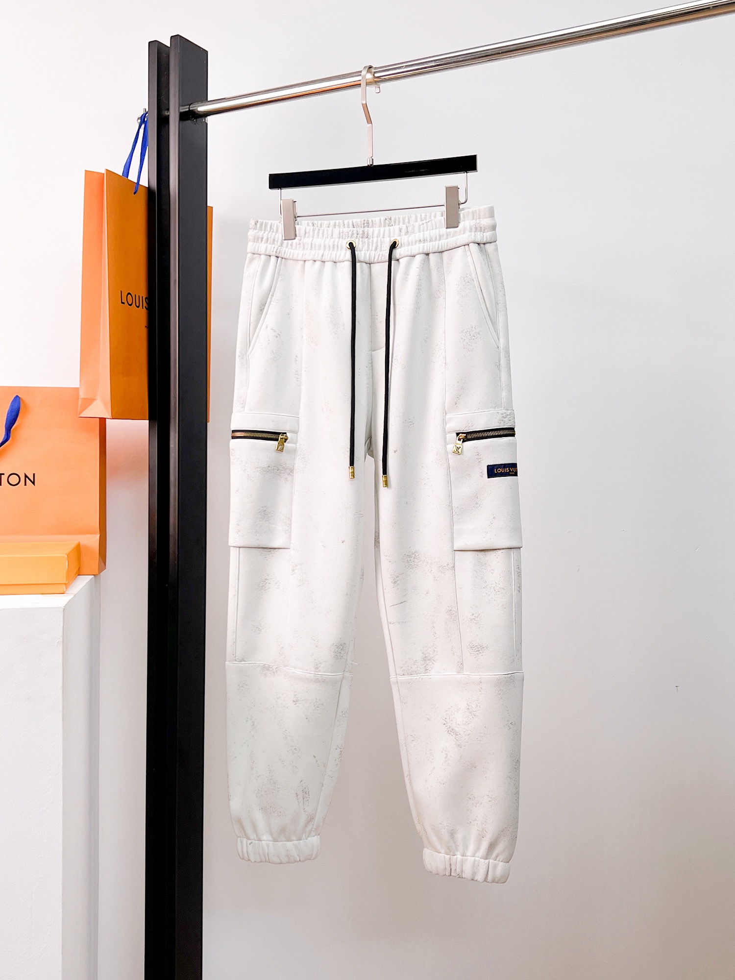 NO:502234,LV 2025 spring new casual pants!  The official website is released simultaneously. The brand's classic LOGO casual pants, customized fabric, excellent comfort, strong hand touch. Extremely recognizable, perfect quality craftsmanship. Size M-3XL,,louis vuitton,alexander wang19860909LV 2025春季新款休闲裤！官网同步发售.品牌经典LOGO休闲裤 ,定制面料,舒适度极好,手触感强烈.辨识度极高,完美品相工艺. 尺码M-3XL,,louis vuitton,alexander wang,Men's clothing
