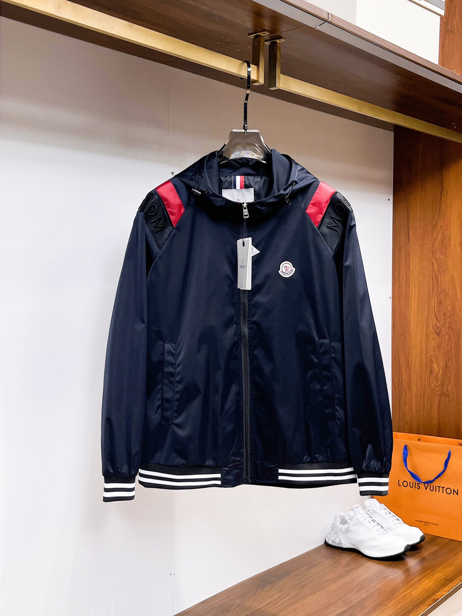 NO:761818,Mengkou The same style as the official website, complete with three labels, on sale in advance. 2026 new spring men's jackets, complete with three labels, high-end version. Custom-made fabrics at the counter. Highly breathable and comfortable, impeccable details, brand element design concept, reflecting high quality. Delicate and soft feel. Casual tailoring, awesome upper body size. M～3XL,,,Moncler,jackets & coats,jackets & coats,19860909蒙口 官网同款,三标齐全,提前发售 2026春季新款男士夹克外套,原单三标齐全高端版本 专柜定制面料 透气舒适度高,细节无可挑剔,品牌元素设计理念,体现高品质.手感细腻柔软 呈现休闲裁剪,上身版型超赞 码数M～3XL,,,Moncler,jackets & coats,jackets & coats,,Men's clothing