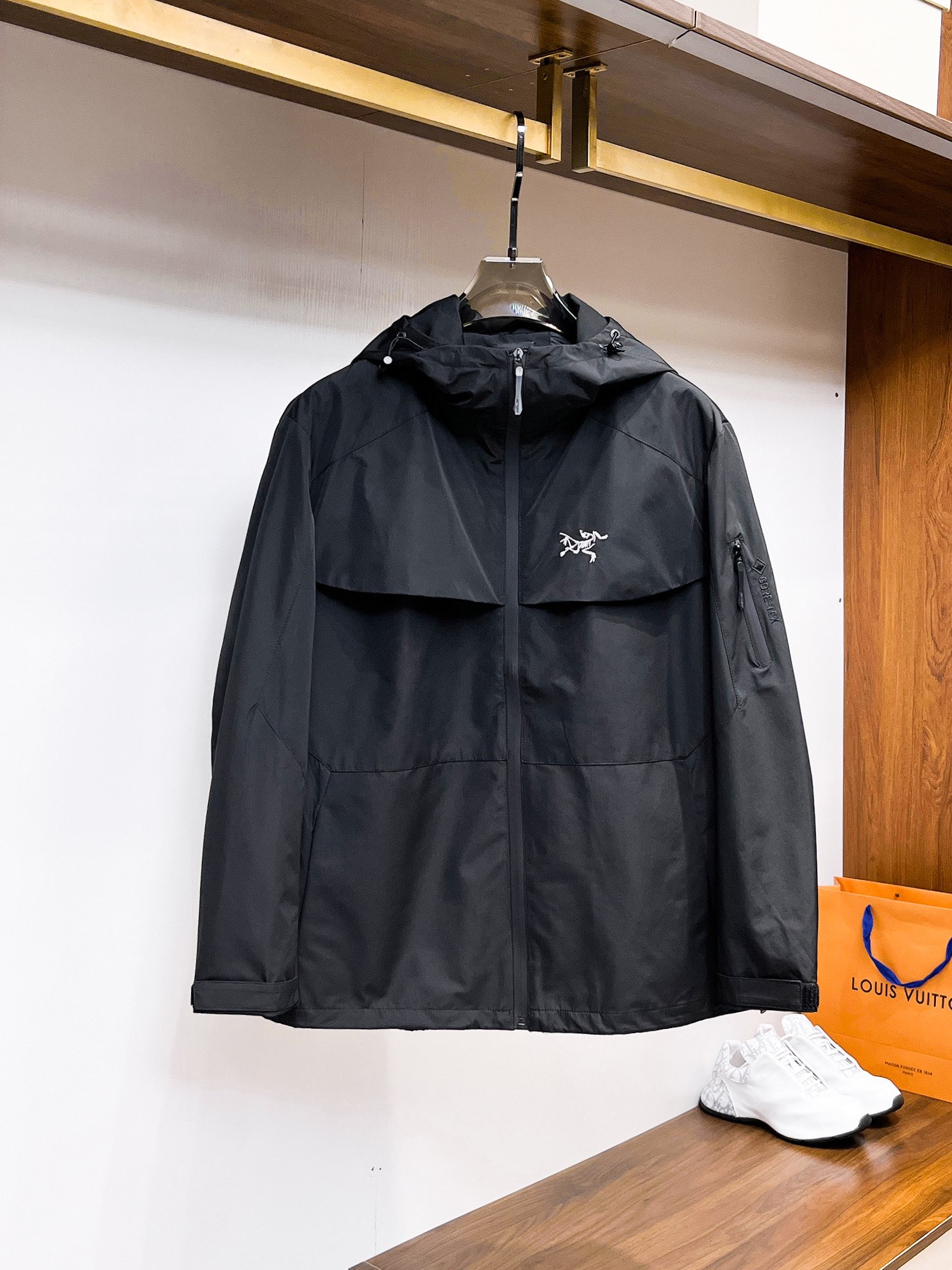 NO:761823,Arc'teryx official website of the same model, complete with three labels, on sale in advance. 2026 spring new men's jacket, complete with three labels, high-end version. Custom-made fabrics at the counter. Highly breathable and comfortable, impeccable details, brand element design concept, reflecting high quality. Delicate and soft feel. Casual tailoring, awesome upper body size. M～3XL,,arc'teryx,jackets & coats,jackets & coats,19860909始祖鸟 官网同款,三标齐全,提前发售 2026春季新款男士夹克外套,原单三标齐全高端版本 专柜定制面料 透气舒适度高,细节无可挑剔,品牌元素设计理念,体现高品质.手感细腻柔软 呈现休闲裁剪,上身版型超赞 码数M～3XL,,arc'teryx,jackets & coats,jackets & coats,,Men's clothing