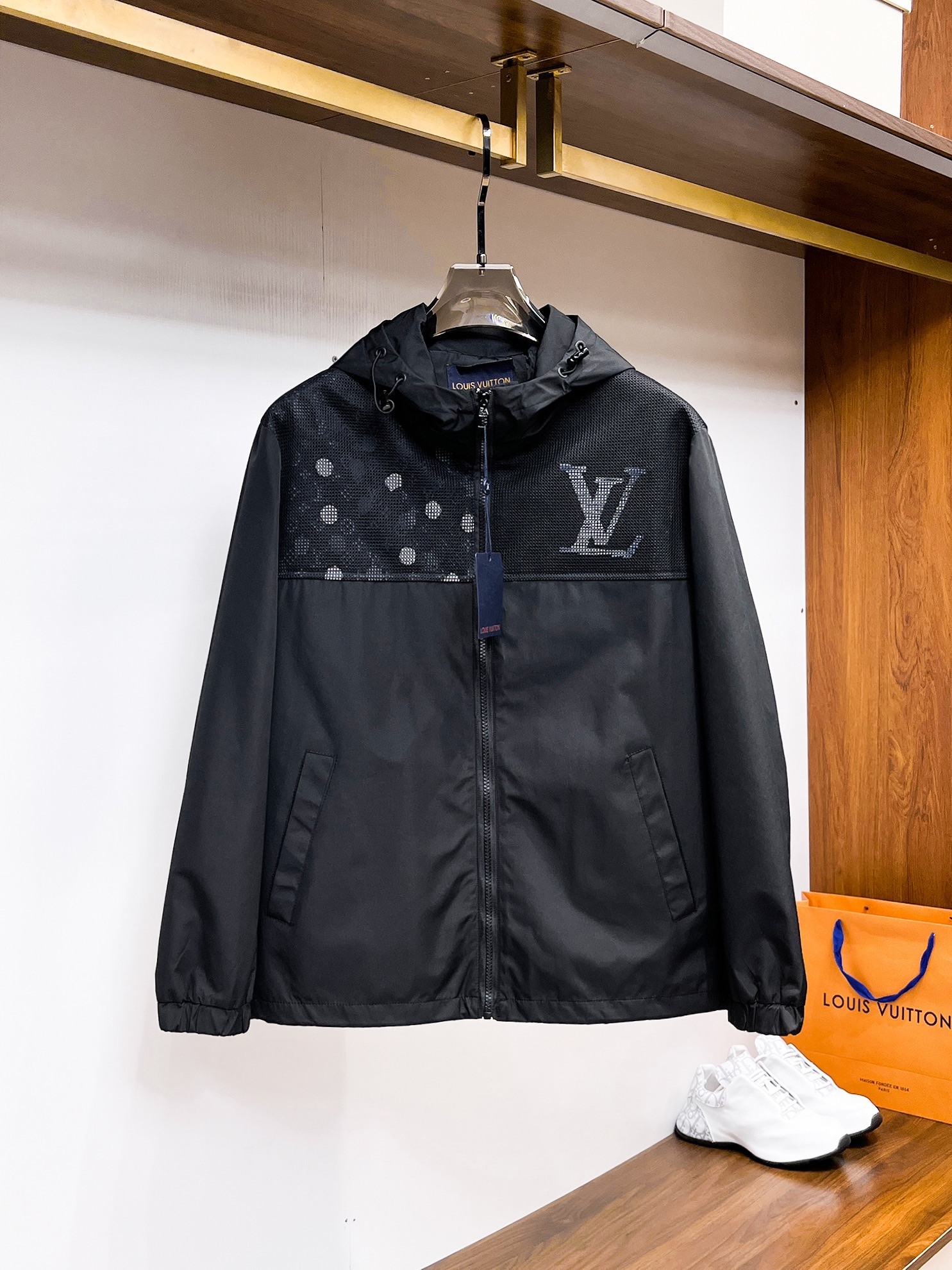 NO:761828,Same style as LV official website, complete with three labels, sold in advance. 2026 spring new men's jacket, complete with three labels, high-end version. Custom-made fabrics at the counter. Highly breathable and comfortable, impeccable details, brand element design concept, reflecting high quality. Delicate and soft feel. Casual tailoring, awesome upper body size. M～3XL,,,,louis vuitton,jackets & coats,jackets & coats,19860909LV 官网同款,三标齐全,提前发售 2026春季新款男士夹克外套,原单三标齐全高端版本 专柜定制面料 透气舒适度高,细节无可挑剔,品牌元素设计理念,体现高品质.手感细腻柔软 呈现休闲裁剪,上身版型超赞 码数M～3XL,,,louis vuitton,jackets & coats,jackets & coats,,Men's clothing