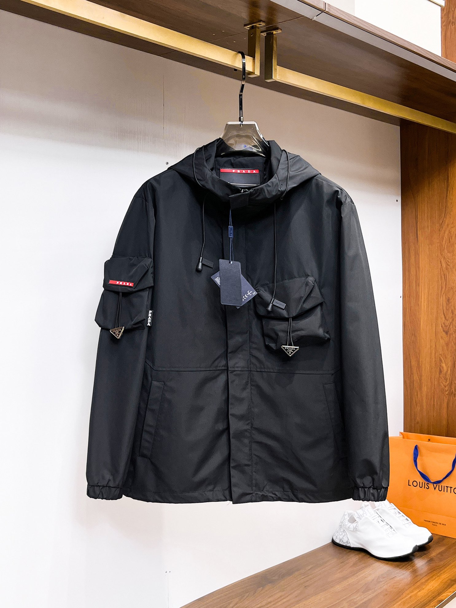 NO:761817,Prada official website, same style, complete with three labels, sold in advance. 2026 new spring men's jackets, complete with three labels, high-end version. Custom-made fabrics at the counter. Highly breathable and comfortable, impeccable details, brand element design concept, reflecting high quality. Delicate and soft feel. Casual tailoring, awesome upper body size. M～3XL,,,prada,jackets & coats,jackets & coats,19860909普拉达 官网同款,三标齐全,提前发售 2026春季新款男士夹克外套,原单三标齐全高端版本 专柜定制面料 透气舒适度高,细节无可挑剔,品牌元素设计理念,体现高品质.手感细腻柔软 呈现休闲裁剪,上身版型超赞 码数M～3XL,,,prada,jackets & coats,jackets & coats,,Men's clothing