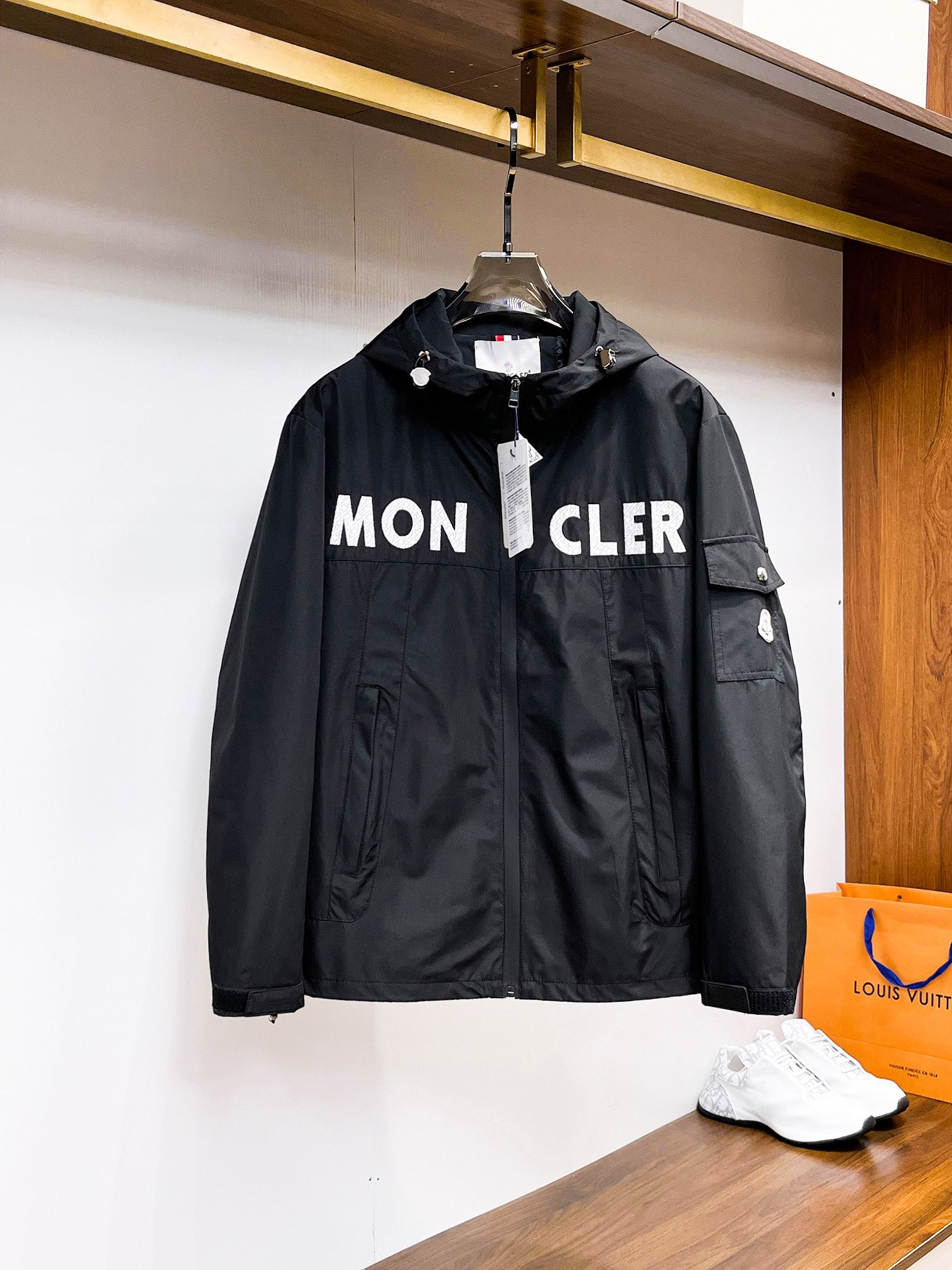 NO:761822,Mengkou The same style as the official website, complete with three labels, on sale in advance. 2026 new spring men's jackets, complete with three labels, high-end version. Custom-made fabrics at the counter. Highly breathable and comfortable, impeccable details, brand element design concept, reflecting high quality. Delicate and soft feel. Casual tailoring, awesome upper body size. M～3XL,,,Moncler,jackets & coats,jackets & coats,19860909蒙口 官网同款,三标齐全,提前发售 2026春季新款男士夹克外套,原单三标齐全高端版本 专柜定制面料 透气舒适度高,细节无可挑剔,品牌元素设计理念,体现高品质.手感细腻柔软 呈现休闲裁剪,上身版型超赞 码数M～3XL,,,Moncler,jackets & coats,jackets & coats,,Men's clothing