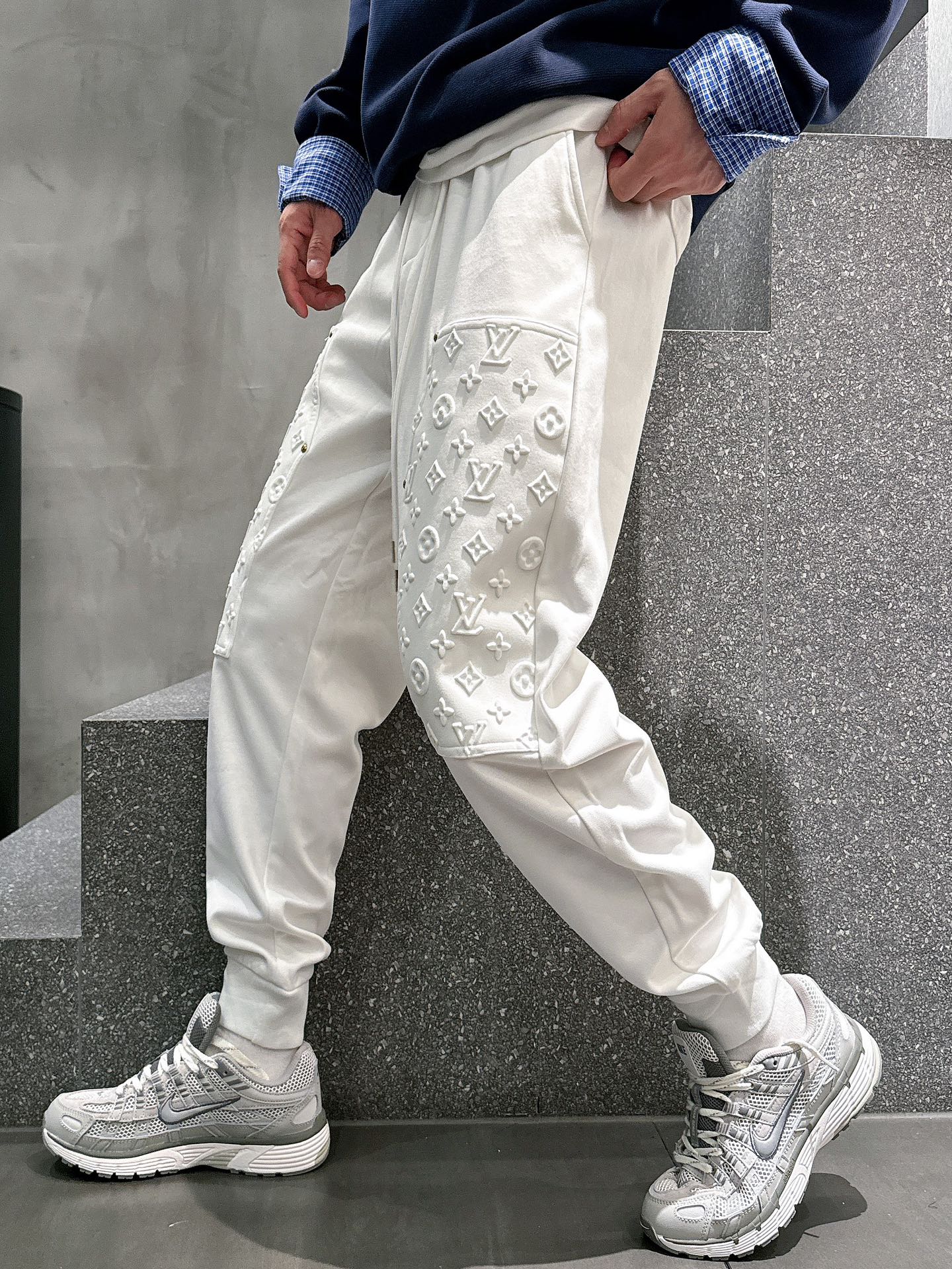 NO:761234,LV 2026 spring new trousers and casual trousers are on sale simultaneously on the official website. The brand's classic LOGO casual trousers, customized fabrics, are extremely comfortable and have a strong touch. Highly recognizable, with perfect appearance and craftsmanship. Sizes M-3XL, Louis Vuitton,19860909LV 2026春季新款长裤休闲裤官网同步发售.品牌经典LOGO休闲裤 ,定制面料,舒适度极好,手触感强烈.辨识度极高,完美品相工艺. 尺码M-3XL,,louis vuitton,,Men's clothing