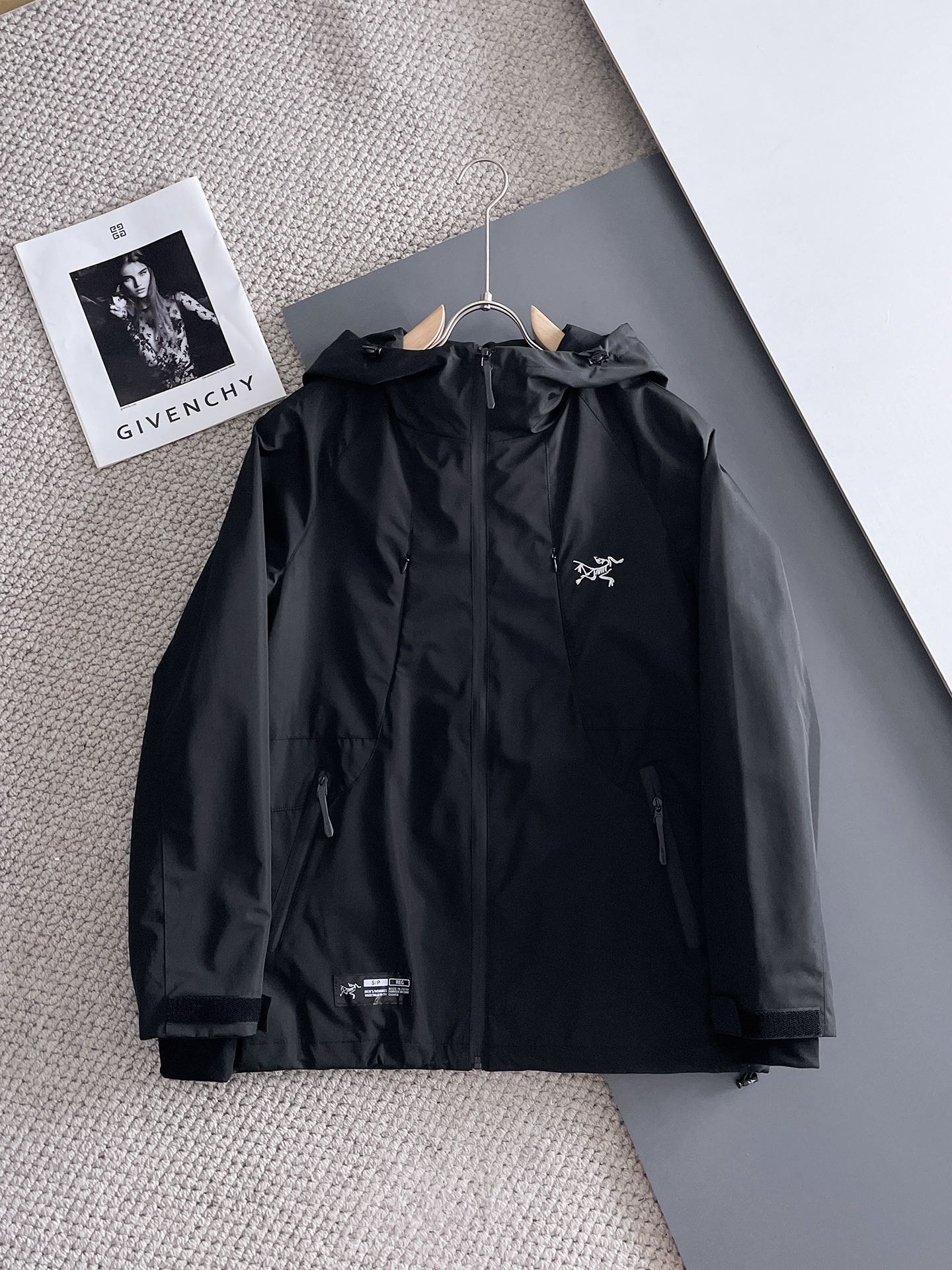 NO:734282,Arc'teryx official website of the same model, complete with three labels, on sale in advance. 2026 spring new men's jacket, complete with three labels, high-end version. Custom-made fabrics at the counter. Highly breathable and comfortable, impeccable details, brand element design concept, reflecting high quality. Delicate and soft feel. Casual tailoring, awesome upper body size. M～3XL,,arc'teryx,jackets & coats,jackets & coats,19860909始祖鸟 官网同款,三标齐全,提前发售 2026春季新款男士夹克外套,原单三标齐全高端版本 专柜定制面料 透气舒适度高,细节无可挑剔,品牌元素设计理念,体现高品质.手感细腻柔软 呈现休闲裁剪,上身版型超赞 码数M～3XL,,arc'teryx,jackets & coats,jackets & coats,,Men's clothing