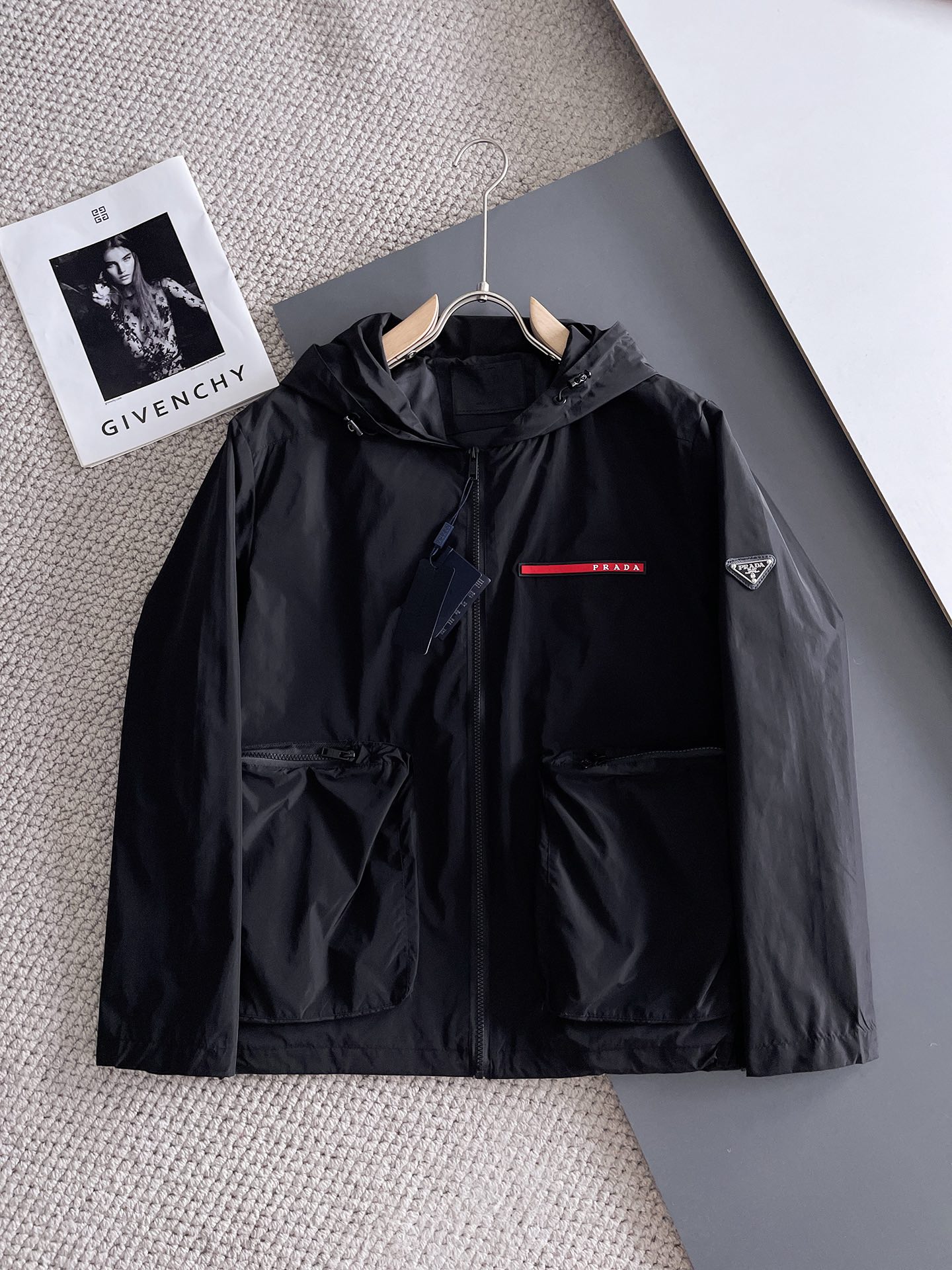 NO:734261,Prada official website, same style, complete with three labels, sold in advance. 2026 new spring men's jackets, complete with three labels, high-end version. Custom-made fabrics at the counter. Highly breathable and comfortable, impeccable details, brand element design concept, reflecting high quality. Delicate and soft feel. Casual tailoring, awesome upper body size. M～3XL,,,prada,jackets & coats,jackets & coats,19860909普拉达 官网同款,三标齐全,提前发售 2026春季新款男士夹克外套,原单三标齐全高端版本 专柜定制面料 透气舒适度高,细节无可挑剔,品牌元素设计理念,体现高品质.手感细腻柔软 呈现休闲裁剪,上身版型超赞 码数M～3XL,,,prada,jackets & coats,jackets & coats,,Men's clothing