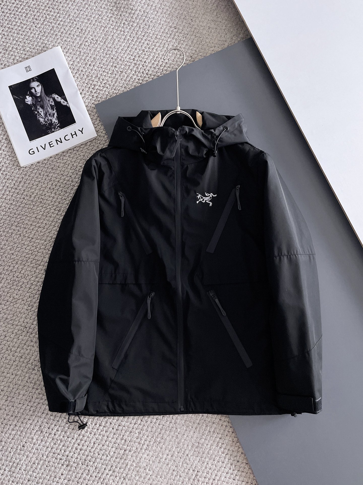 NO:734264,Arc'teryx official website of the same model, complete with three labels, on sale in advance. 2026 spring new men's jacket, complete with three labels, high-end version. Custom-made fabrics at the counter. Highly breathable and comfortable, impeccable details, brand element design concept, reflecting high quality. Delicate and soft feel. Casual tailoring, awesome upper body size. M～3XL,,arc'teryx,jackets & coats,jackets & coats,19860909始祖鸟 官网同款,三标齐全,提前发售 2026春季新款男士夹克外套,原单三标齐全高端版本 专柜定制面料 透气舒适度高,细节无可挑剔,品牌元素设计理念,体现高品质.手感细腻柔软 呈现休闲裁剪,上身版型超赞 码数M～3XL,,arc'teryx,jackets & coats,jackets & coats,,Men's clothing