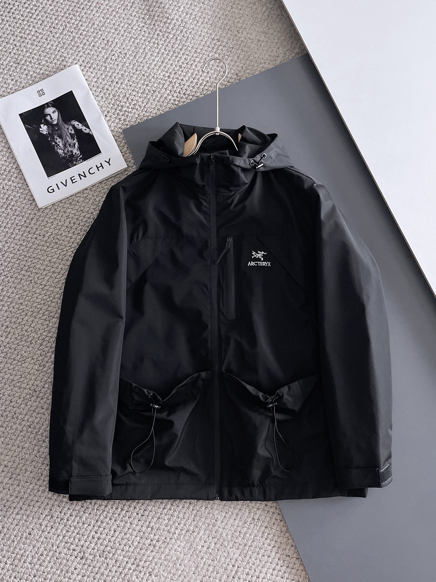 NO:734224,Arc'teryx official website of the same model, complete with three labels, on sale in advance. 2026 spring new men's jacket, complete with three labels, high-end version. Custom-made fabrics at the counter. Highly breathable and comfortable, impeccable details, brand element design concept, reflecting high quality. Delicate and soft feel. Casual tailoring, awesome upper body size. M～3XL,,arc'teryx,jackets & coats,jackets & coats,19860909始祖鸟 官网同款,三标齐全,提前发售 2026春季新款男士夹克外套,原单三标齐全高端版本 专柜定制面料 透气舒适度高,细节无可挑剔,品牌元素设计理念,体现高品质.手感细腻柔软 呈现休闲裁剪,上身版型超赞 码数M～3XL,,arc'teryx,jackets & coats,jackets & coats,,Men's clothing