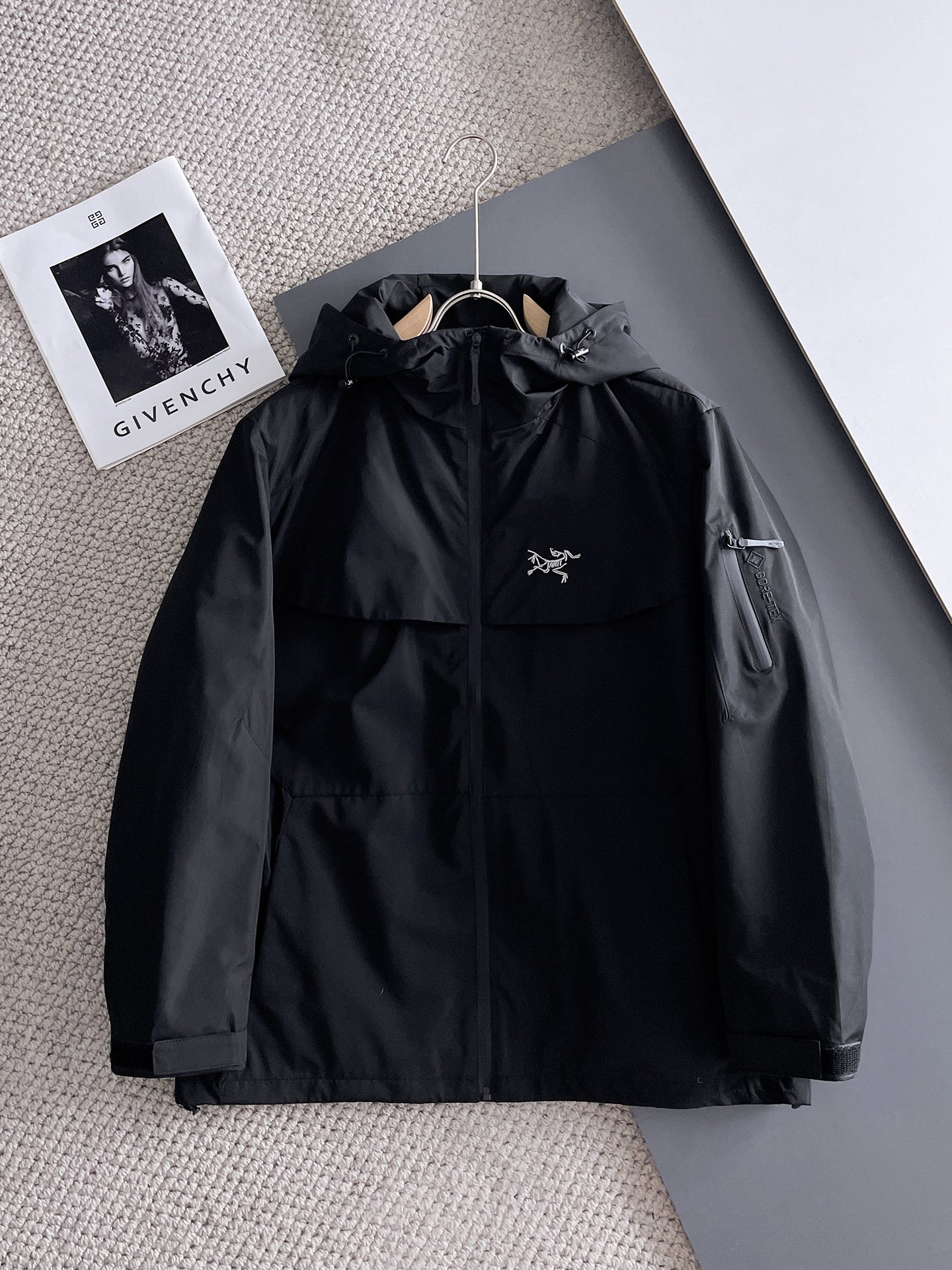 NO:734270,Arc'teryx official website of the same model, complete with three labels, on sale in advance. 2026 spring new men's jacket, complete with three labels, high-end version. Custom-made fabrics at the counter. Highly breathable and comfortable, impeccable details, brand element design concept, reflecting high quality. Delicate and soft feel. Casual tailoring, awesome upper body size. M～3XL,,arc'teryx,jackets & coats,jackets & coats,19860909始祖鸟 官网同款,三标齐全,提前发售 2026春季新款男士夹克外套,原单三标齐全高端版本 专柜定制面料 透气舒适度高,细节无可挑剔,品牌元素设计理念,体现高品质.手感细腻柔软 呈现休闲裁剪,上身版型超赞 码数M～3XL,,arc'teryx,jackets & coats,jackets & coats,,Men's clothing