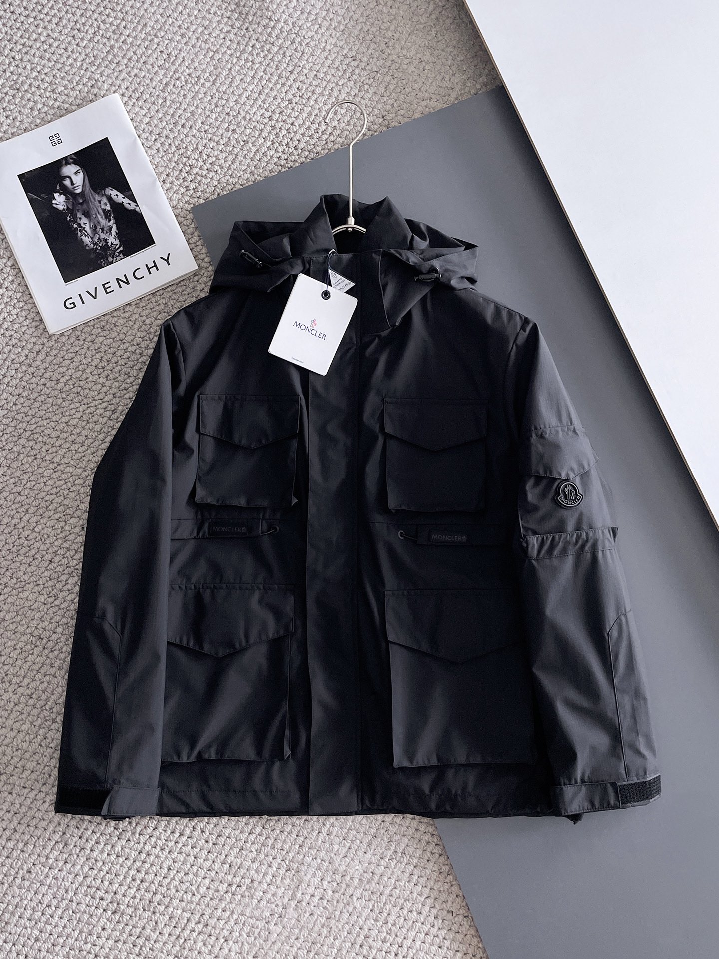 NO:734275,Mengkou The same style as the official website, complete with three labels, on sale in advance. 2026 new spring men's jackets, complete with three labels, high-end version. Custom-made fabrics at the counter. Highly breathable and comfortable, impeccable details, brand element design concept, reflecting high quality. Delicate and soft feel. Casual tailoring, awesome upper body size. M～3XL,,,Moncler,jackets & coats,jackets & coats,19860909蒙口 官网同款,三标齐全,提前发售 2026春季新款男士夹克外套,原单三标齐全高端版本 专柜定制面料 透气舒适度高,细节无可挑剔,品牌元素设计理念,体现高品质.手感细腻柔软 呈现休闲裁剪,上身版型超赞 码数M～3XL,,,Moncler,jackets & coats,jackets & coats,,Men's clothing