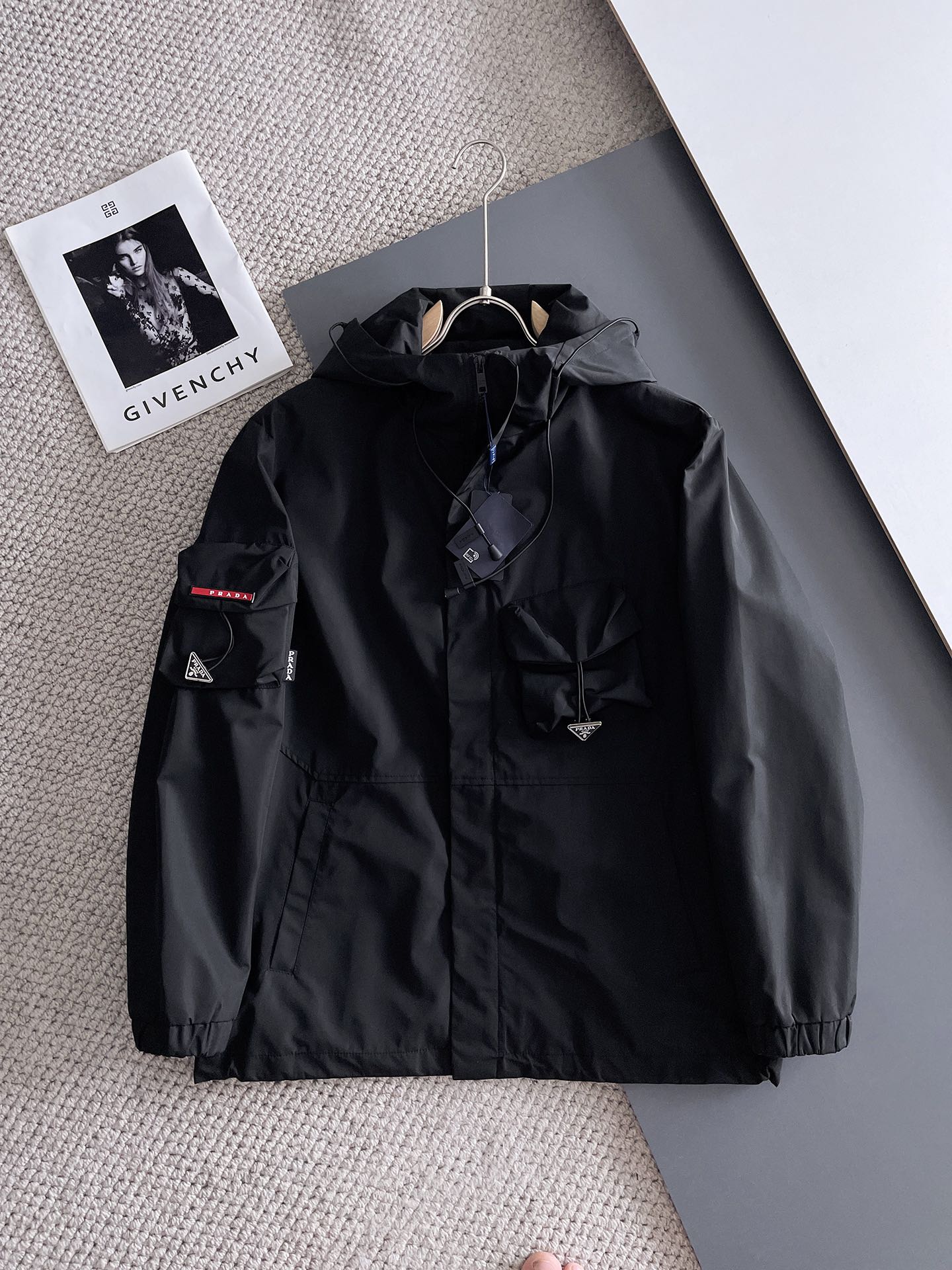 NO:734229,Prada official website, same style, complete with three labels, sold in advance. 2026 new spring men's jackets, complete with three labels, high-end version. Custom-made fabrics at the counter. Highly breathable and comfortable, impeccable details, brand element design concept, reflecting high quality. Delicate and soft feel. Casual tailoring, awesome upper body size. M～3XL,,,prada,jackets & coats,jackets & coats,19860909普拉达 官网同款,三标齐全,提前发售 2026春季新款男士夹克外套,原单三标齐全高端版本 专柜定制面料 透气舒适度高,细节无可挑剔,品牌元素设计理念,体现高品质.手感细腻柔软 呈现休闲裁剪,上身版型超赞 码数M～3XL,,,prada,jackets & coats,jackets & coats,,Men's clothing