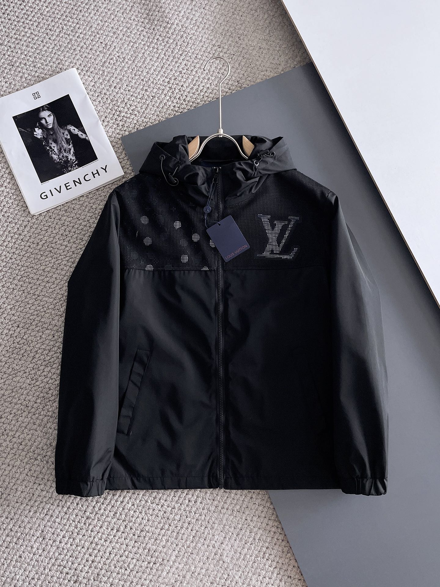 NO:734234,Same style as LV official website, complete with three labels, sold in advance. 2026 spring new men's jacket, complete with three labels, high-end version. Custom-made fabrics at the counter. Highly breathable and comfortable, impeccable details, brand element design concept, reflecting high quality. Delicate and soft feel. Casual tailoring, awesome upper body size. M～3XL,,,,louis vuitton,jackets & coats,jackets & coats,19860909LV 官网同款,三标齐全,提前发售 2026春季新款男士夹克外套,原单三标齐全高端版本 专柜定制面料 透气舒适度高,细节无可挑剔,品牌元素设计理念,体现高品质.手感细腻柔软 呈现休闲裁剪,上身版型超赞 码数M～3XL,,,louis vuitton,jackets & coats,jackets & coats,,Men's clothing