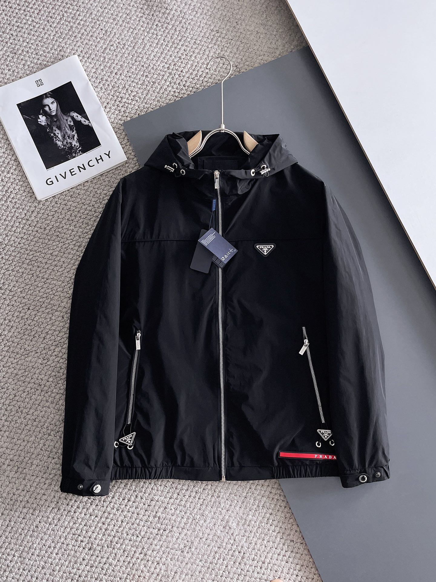 NO:734260,Prada official website, same style, complete with three labels, sold in advance. 2026 new spring men's jackets, complete with three labels, high-end version. Custom-made fabrics at the counter. Highly breathable and comfortable, impeccable details, brand element design concept, reflecting high quality. Delicate and soft feel. Casual tailoring, awesome upper body size. M～3XL,,,prada,jackets & coats,jackets & coats,19860909普拉达 官网同款,三标齐全,提前发售 2026春季新款男士夹克外套,原单三标齐全高端版本 专柜定制面料 透气舒适度高,细节无可挑剔,品牌元素设计理念,体现高品质.手感细腻柔软 呈现休闲裁剪,上身版型超赞 码数M～3XL,,,prada,jackets & coats,jackets & coats,,Men's clothing