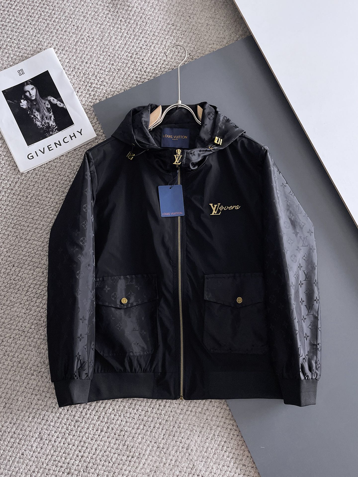 NO:734263,Same style as LV official website, complete with three labels, sold in advance. 2026 spring new men's jacket, complete with three labels, high-end version. Custom-made fabrics at the counter. Highly breathable and comfortable, impeccable details, brand element design concept, reflecting high quality. Delicate and soft feel. Casual tailoring, awesome upper body size. M～3XL,,,,louis vuitton,jackets & coats,jackets & coats,19860909LV 官网同款,三标齐全,提前发售 2026春季新款男士夹克外套,原单三标齐全高端版本 专柜定制面料 透气舒适度高,细节无可挑剔,品牌元素设计理念,体现高品质.手感细腻柔软 呈现休闲裁剪,上身版型超赞 码数M～3XL,,,louis vuitton,jackets & coats,jackets & coats,,Men's clothing